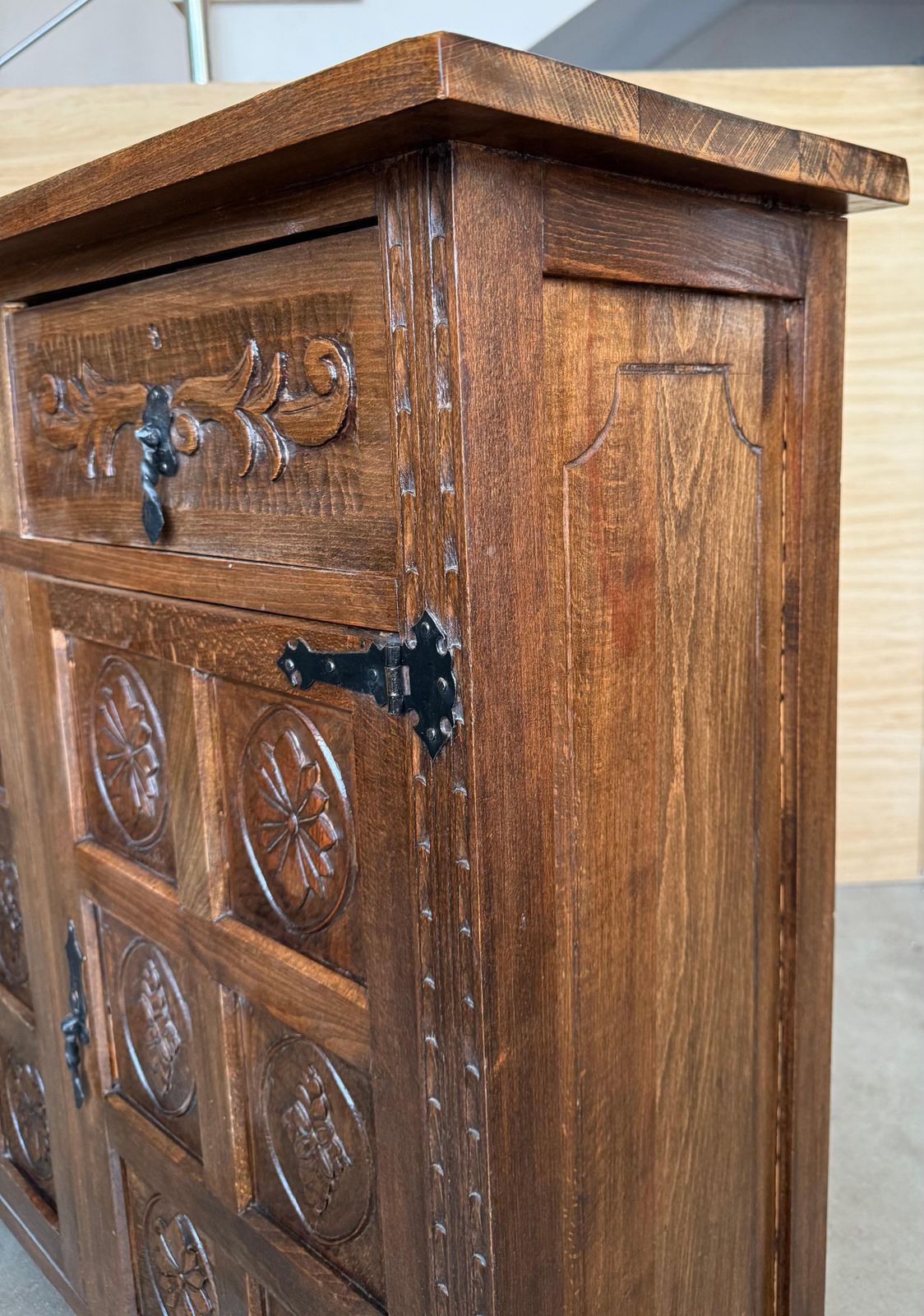 photo vinterior 19th Spanish Baroque Carved Walnut Tuscan Three Drawers Credenza Or Buffet