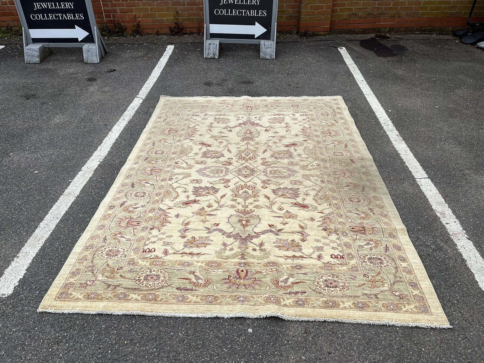 photo furniture Large Country House Carpet/ Rug, Superb Quality. Floral Pattern. 264 X 188 Cms