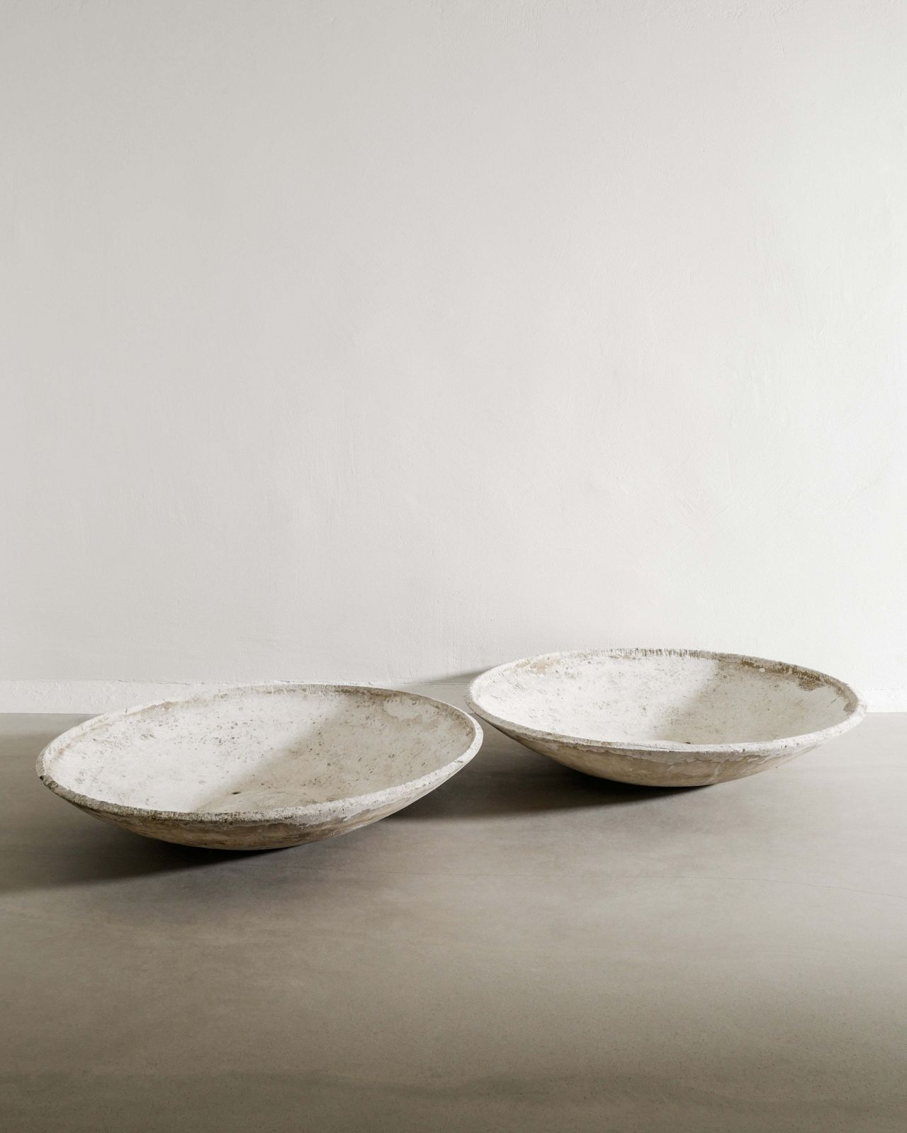 Large Pair Of Mid Century Round Low Concrete Planters By Willy Guhl For Eternite Ag, 1950s