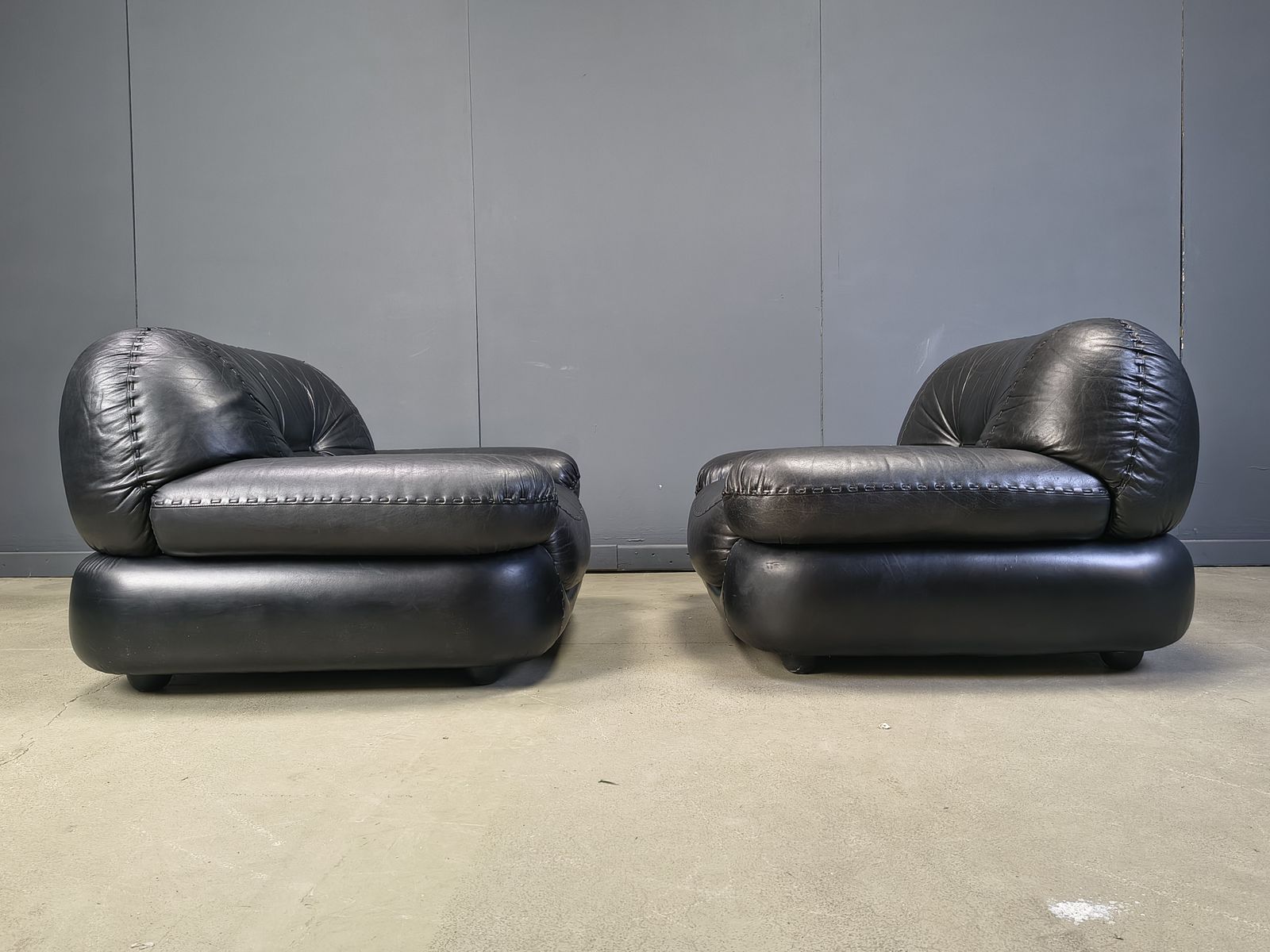 photo furniture Set Of Black Leather Lounge Chairs By Sapporo For Mobil Girgi, 1970s