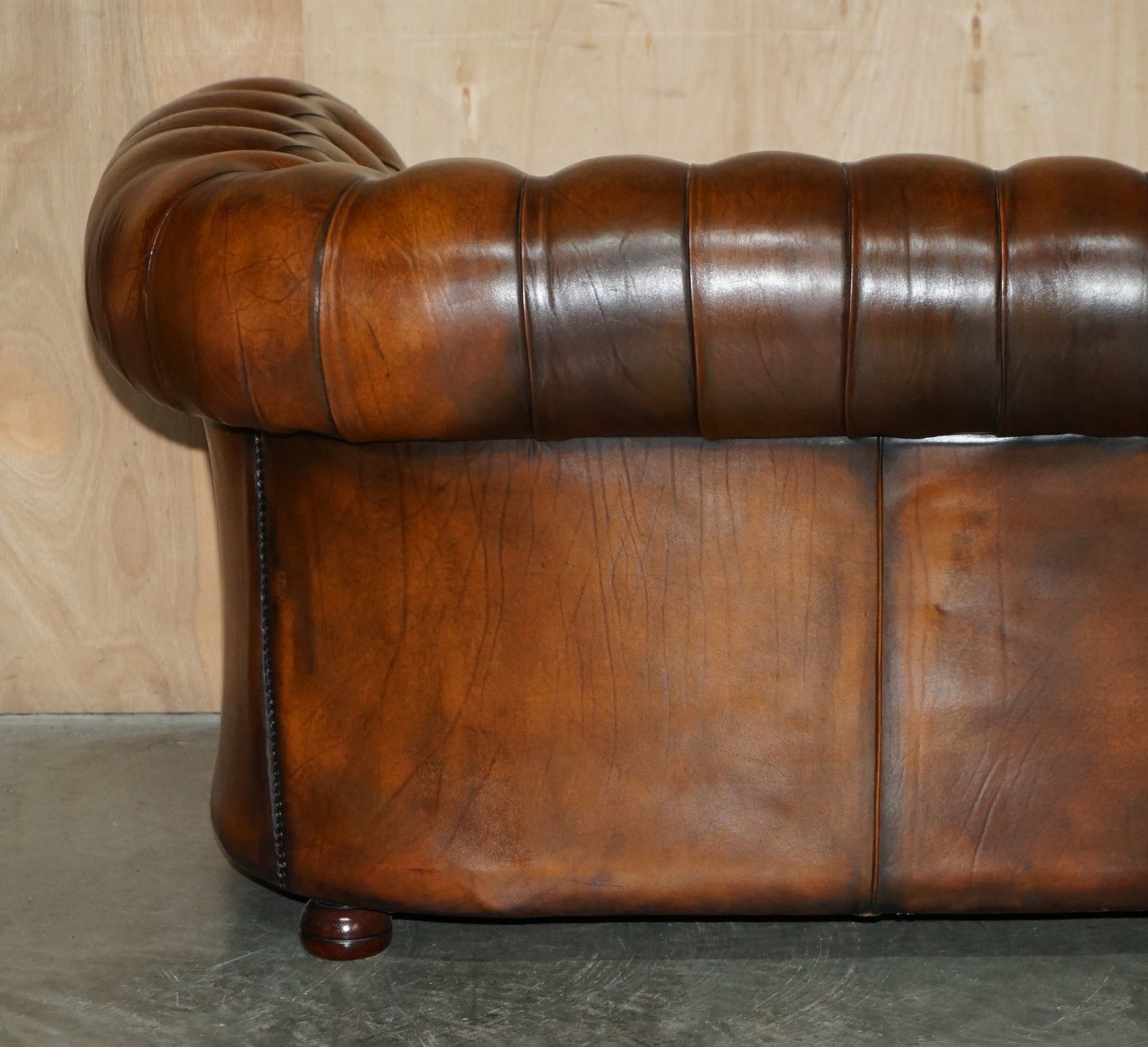 photo vintage Art Deco Vintage Hand Dyed Fully Restored Whisky Brown Leather Chesterfield Sofa