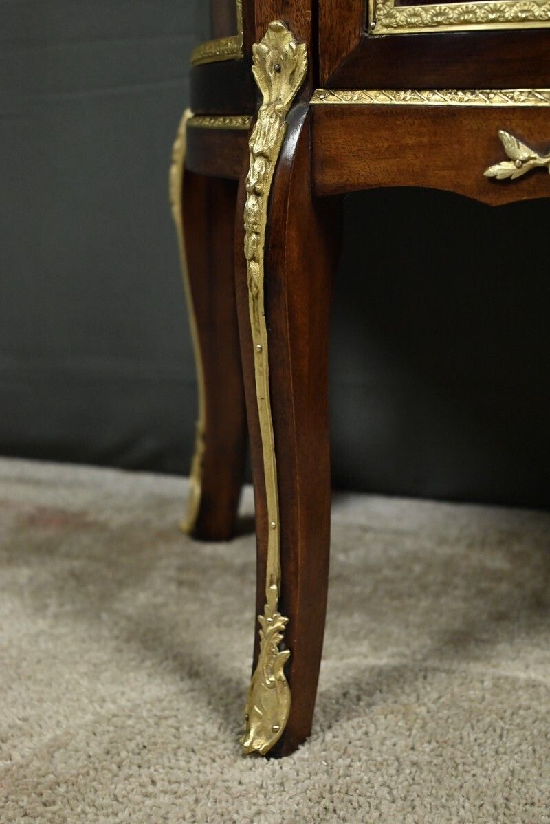 photo vinterior Small Mahogany Display Cabinet, Louis XV Louis XVI Transitional Style – Early 20th Century