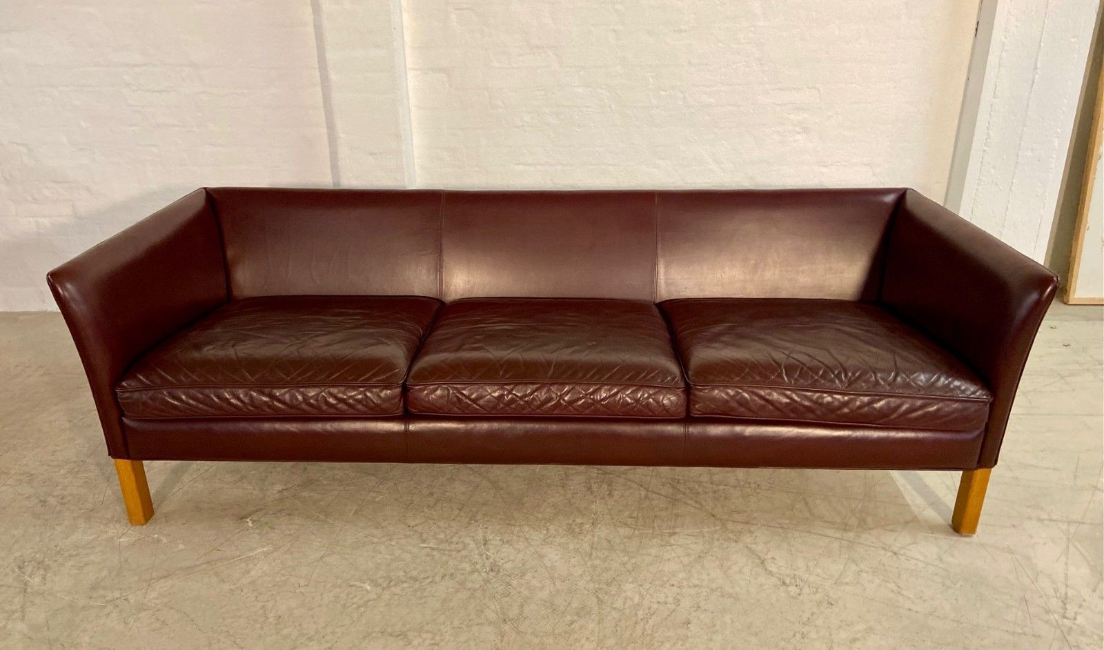 photo vinterior Mid Century Modern Arne Norell Swedish Burgundy Leather Sofa – 1960s