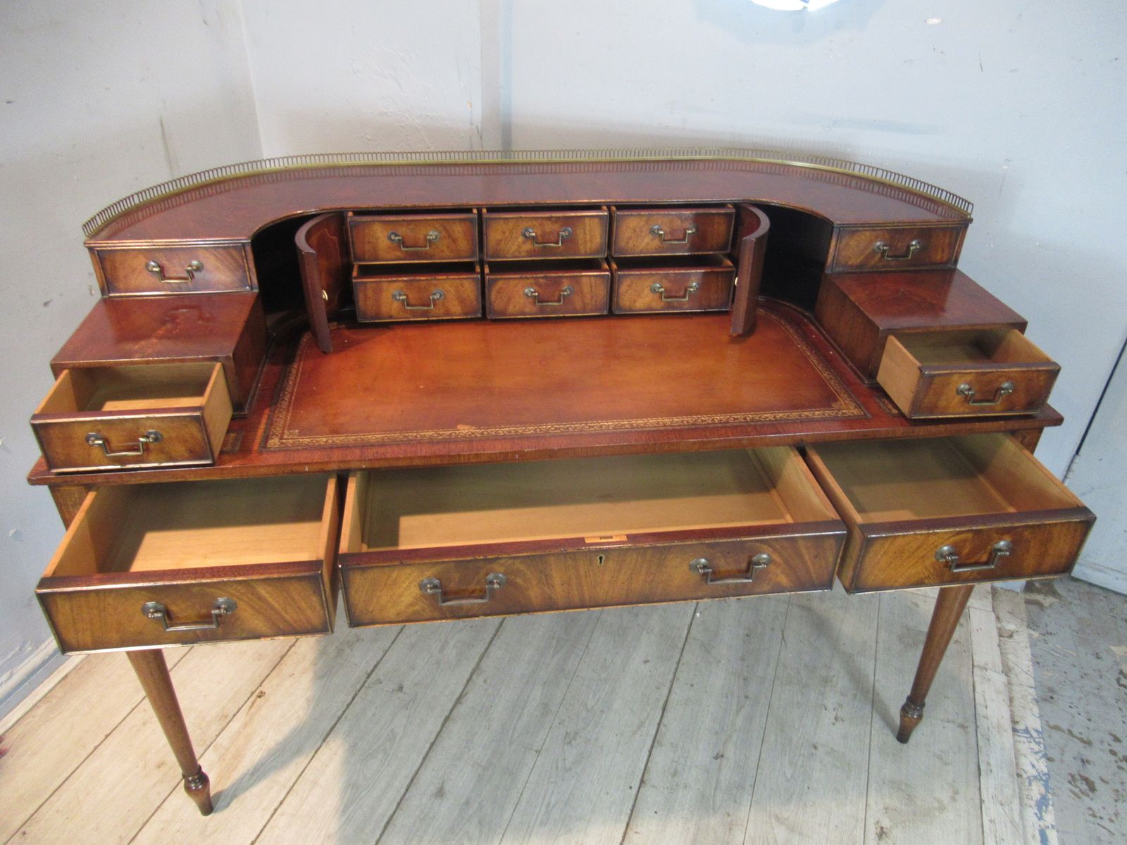photo furniture A Mahogany Carlton House Desk, 1980s