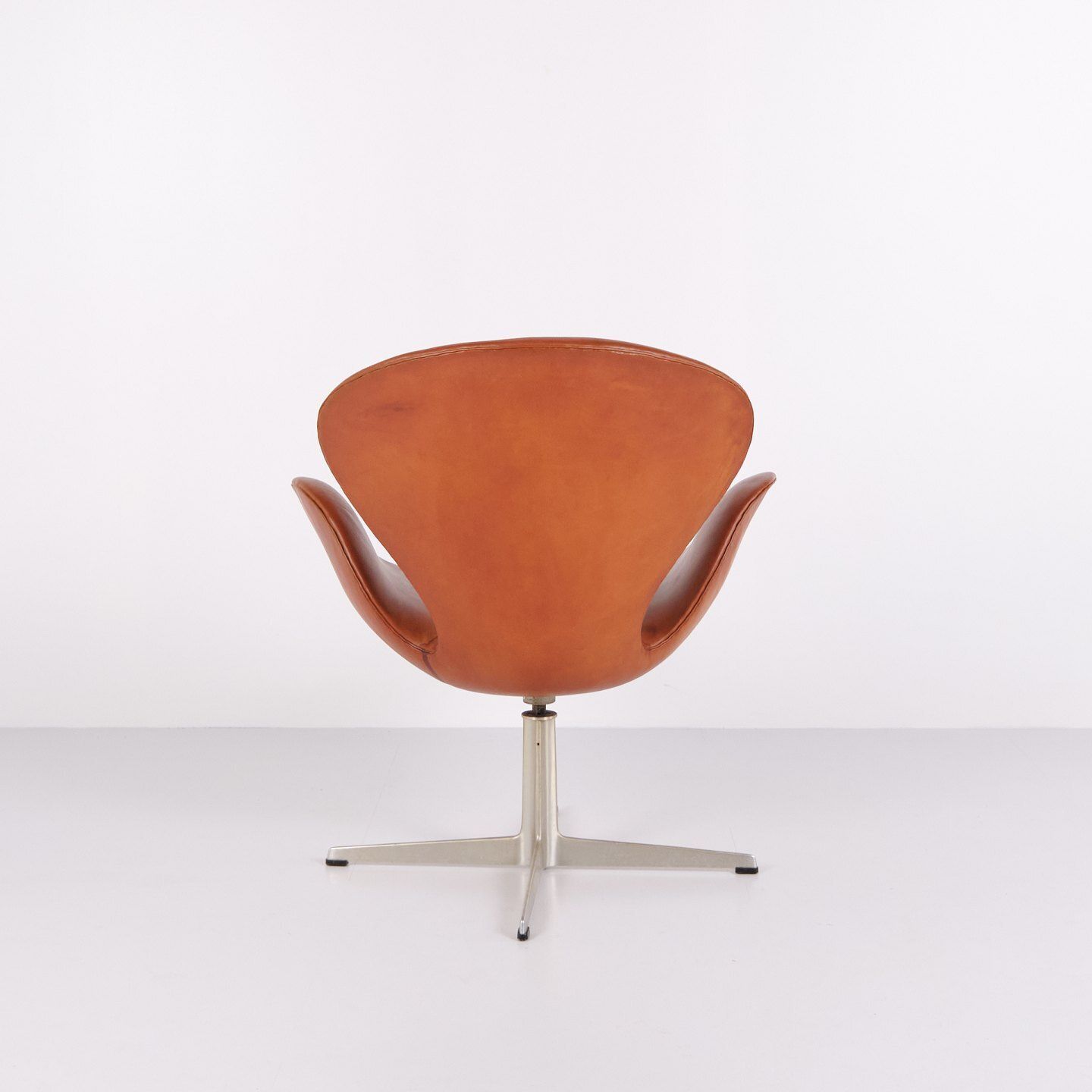 Armchair   The Swan   Model 3320   Original Upholstered   Cognac Leather   Arne Jacobsen   Fritz Hansen   1960s photo for sale