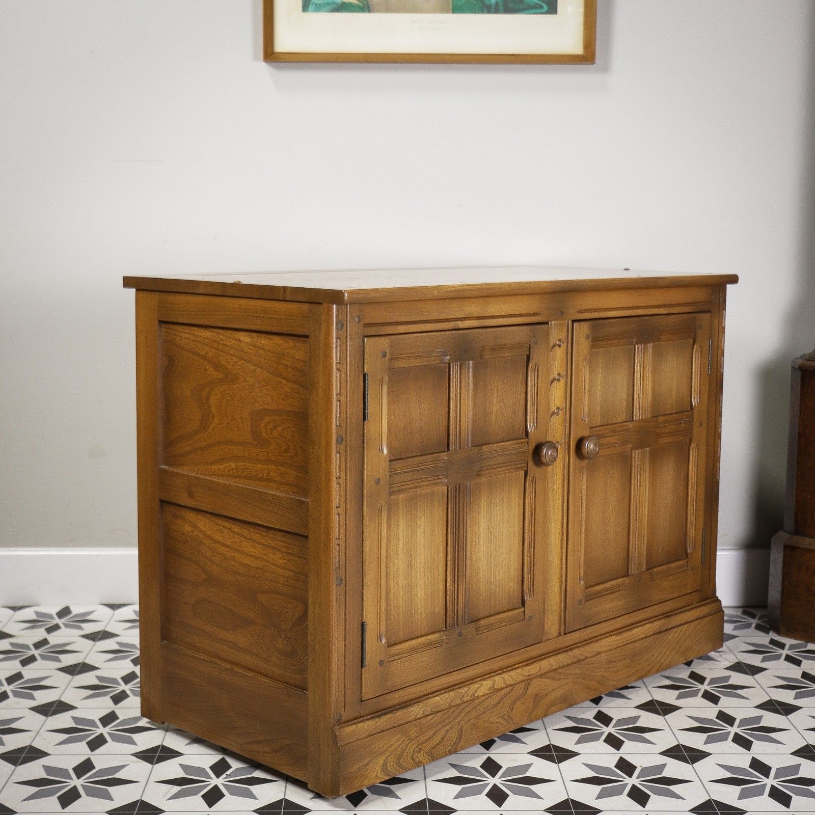 photo vintage Ercol Elm Small Cabinet Sideboard Tv Unit In Golden Dawn
