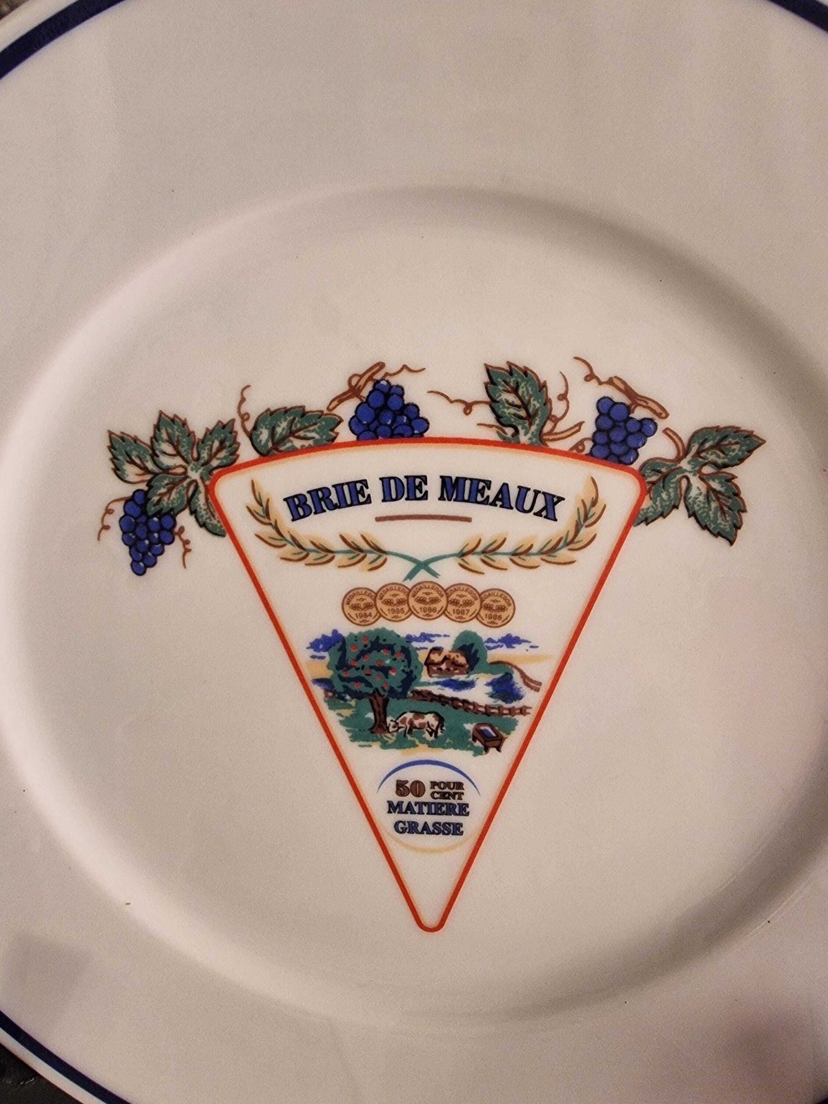 Assiettes à fromage vintage en porcelaine française, service de table, années 1970 photo for sale