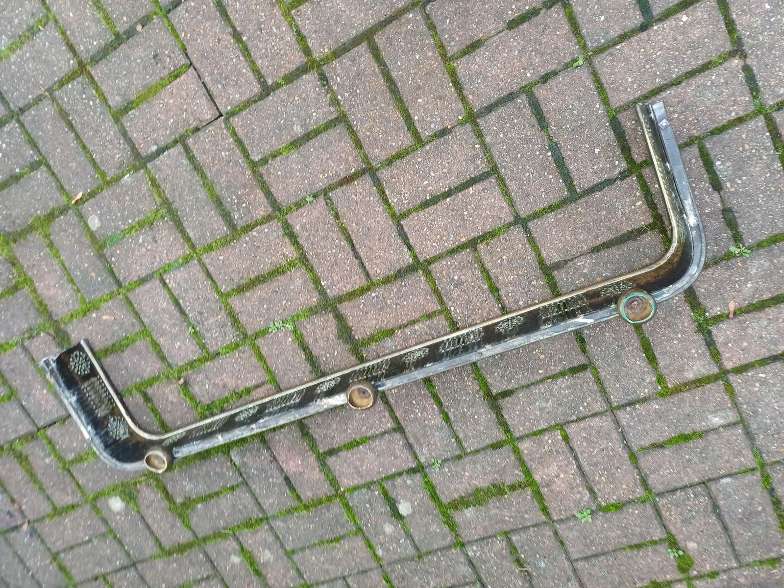 photo vintage Antique Brass Fireplace Fender Bronze Finish Vintage Edwardian Pierced Metal Fire Surround Guard With Ball Feet C.1900