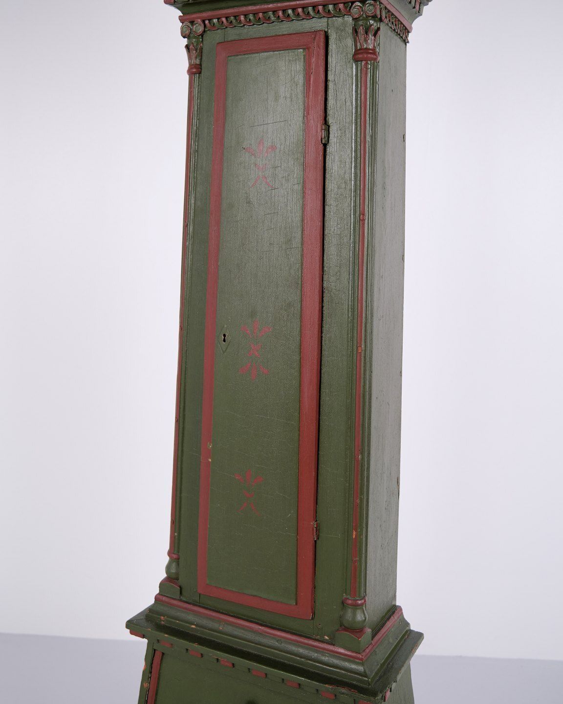 photo furniture Bornholm Clock – Miss Model – Hand Painted With Carved Details – Green & Red Paint – Year 1860s