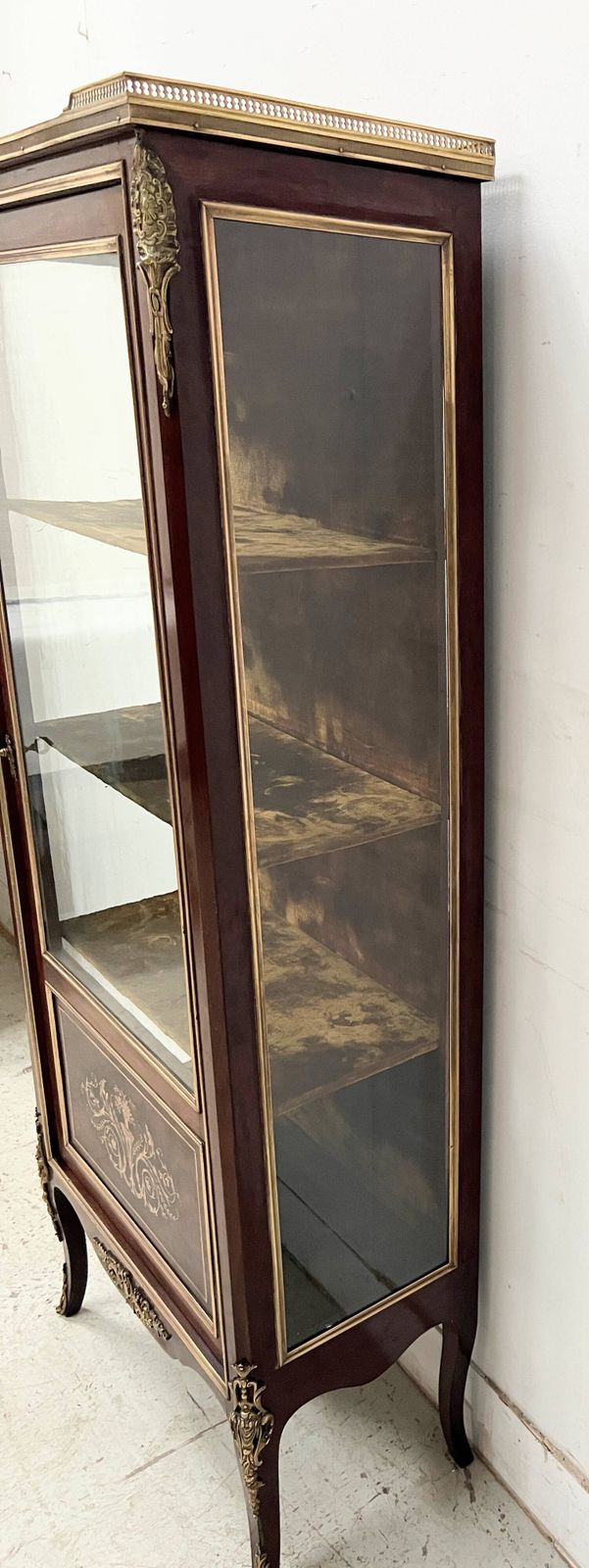 photo vintage Louis XV Style Display Cabinet In Mahogany And Bronze, 19th Century.