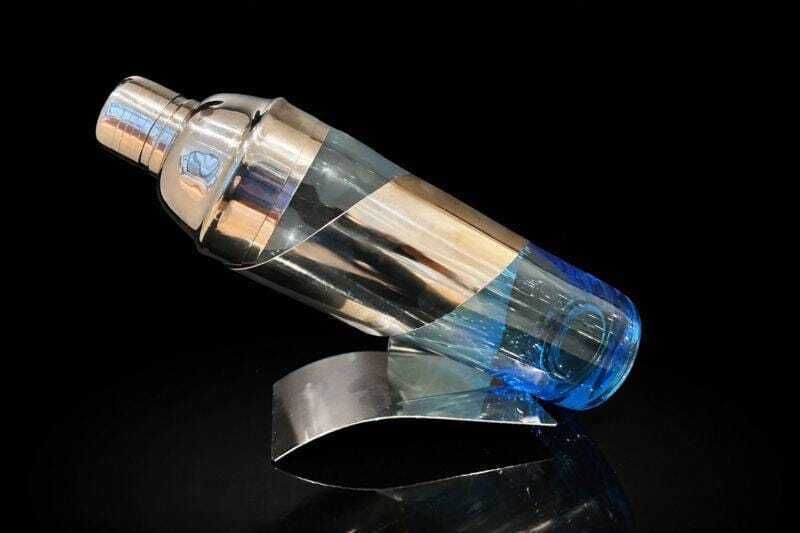 Vintage blauwe glazen cocktailshaker met roestvrijstalen houder, modernistische bardecoratie