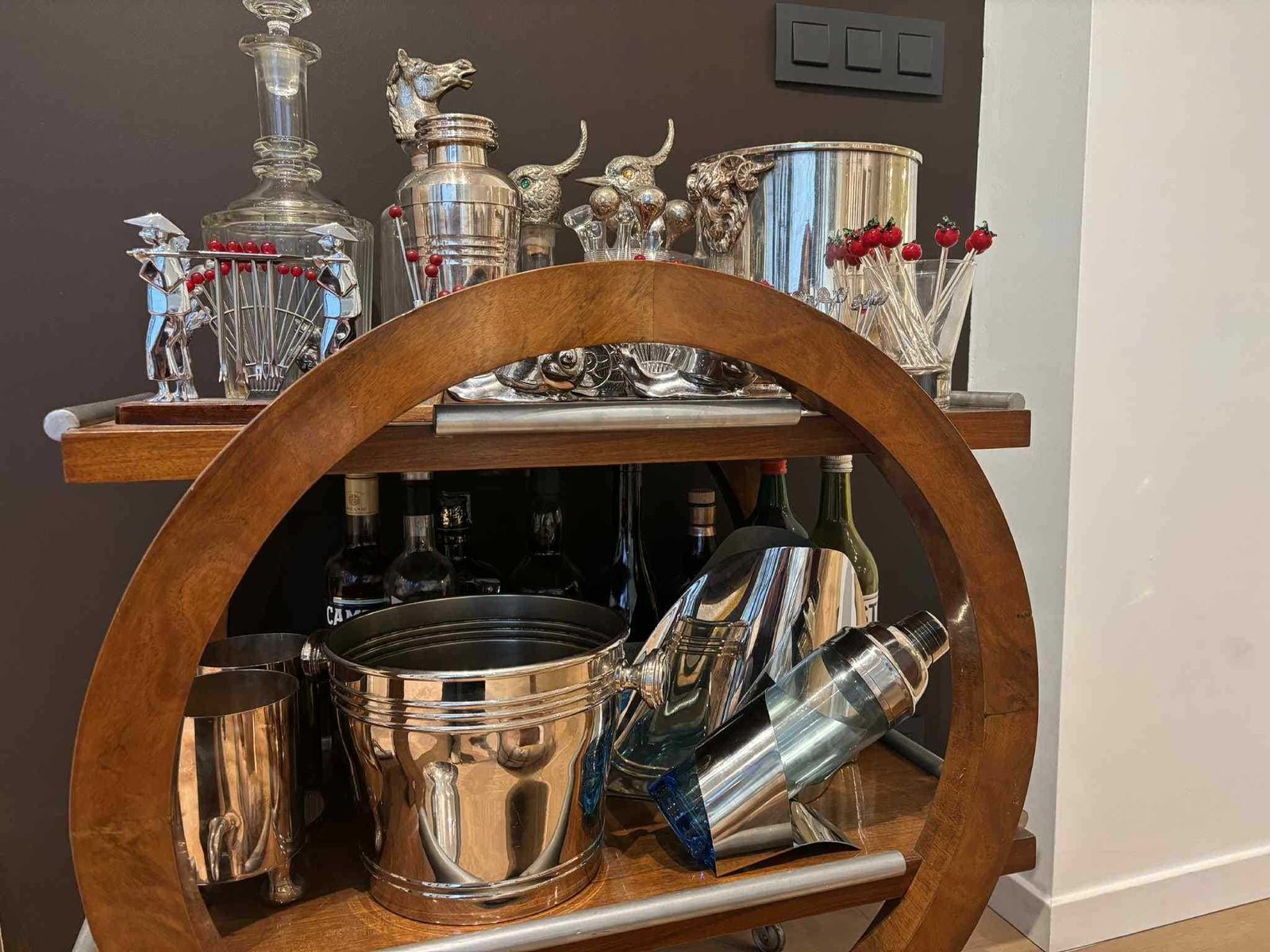 Vintage Blauwe Glazen Cocktailshaker Met Roestvrijstalen Houder, Modernistische Bardecoratie photo 216.0