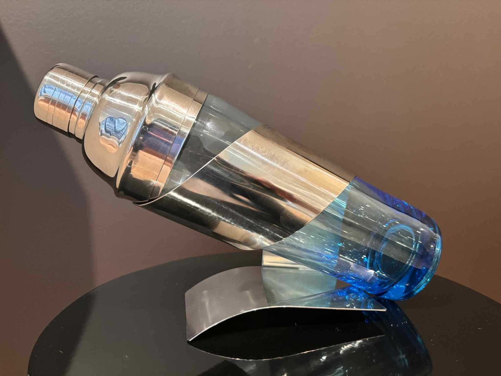 photo furniture Vintage blauwe glazen cocktailshaker met roestvrijstalen houder, modernistische bardecoratie