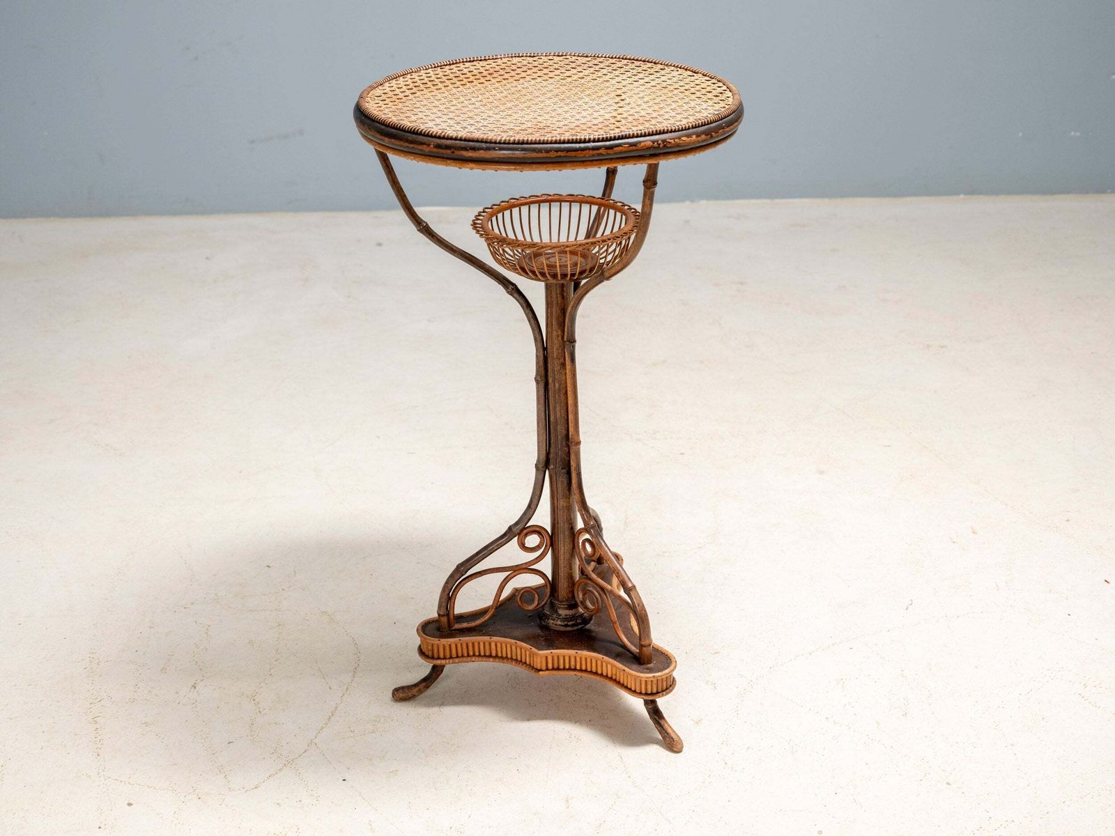 Art Nouveau Gebogen Hout & Rotan Voetstuk Tafel, Centraal Europa, Ca. 1900–1925 photo Woonaccessoires