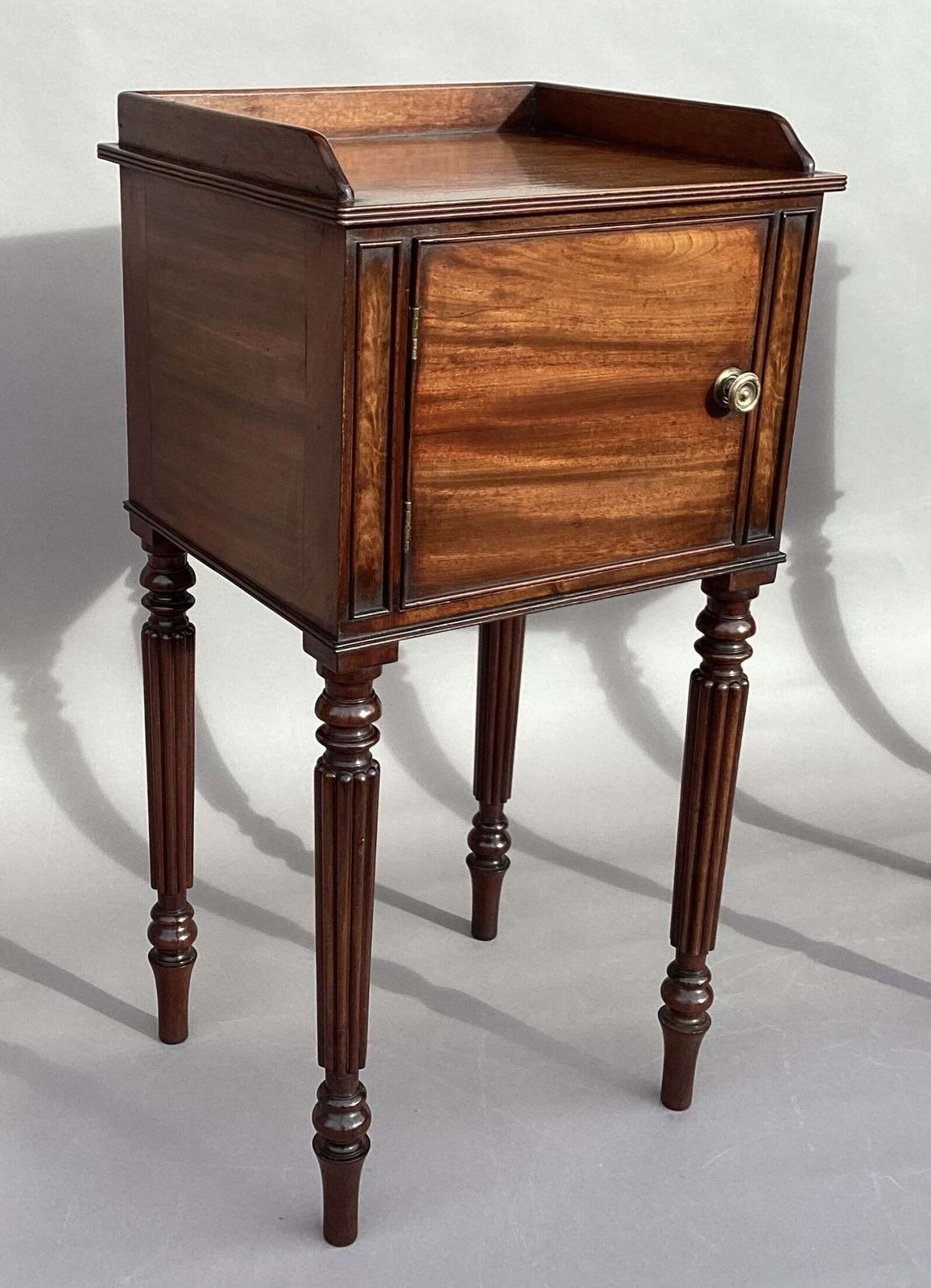 Furniture Good Regency Gillows Matched Pair Of Mahogany Bedside Cabinets / Cupboards photo