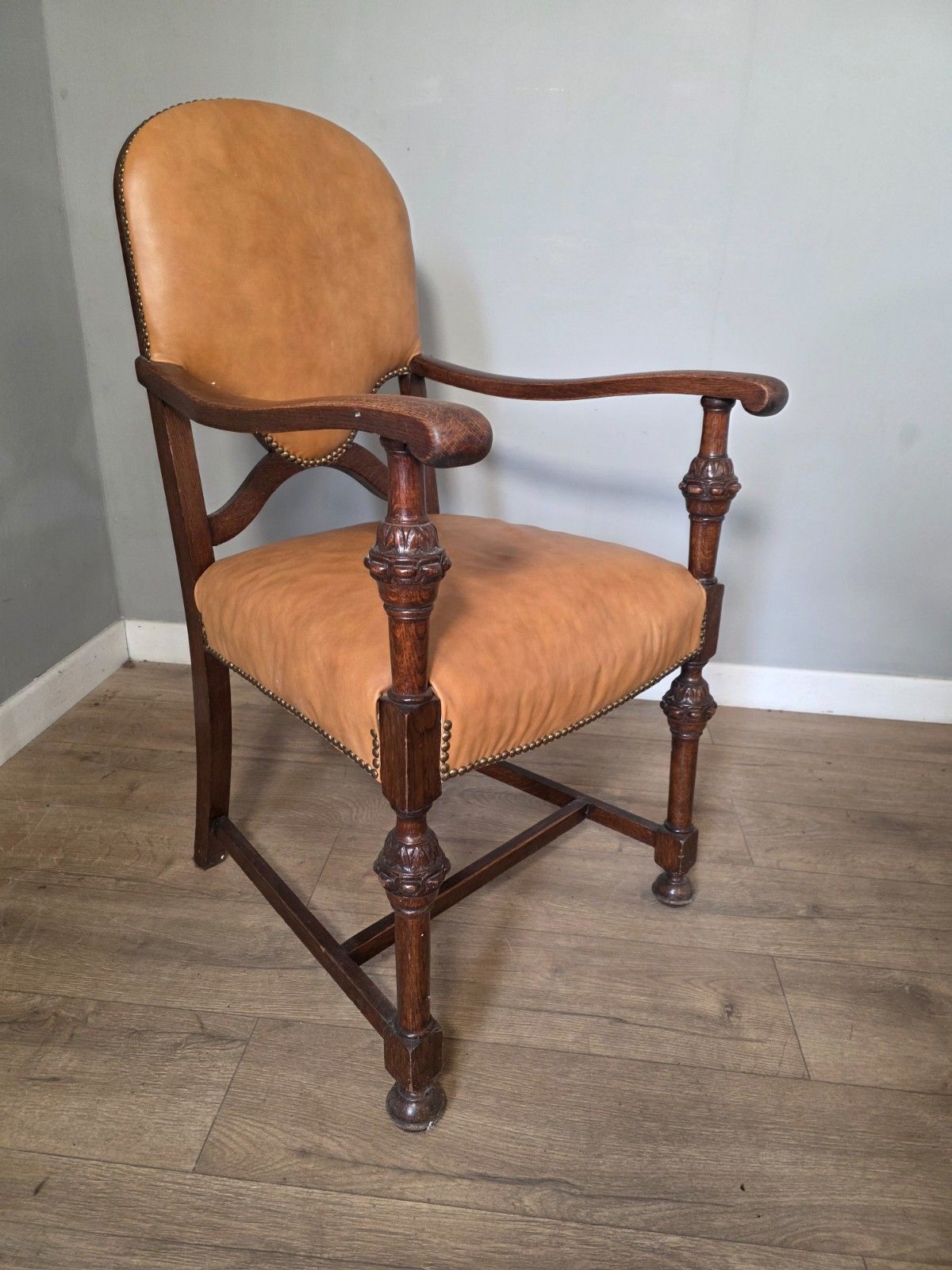 photo vinterior Set Of 8 Antique Oak And Leather Dining Chairs