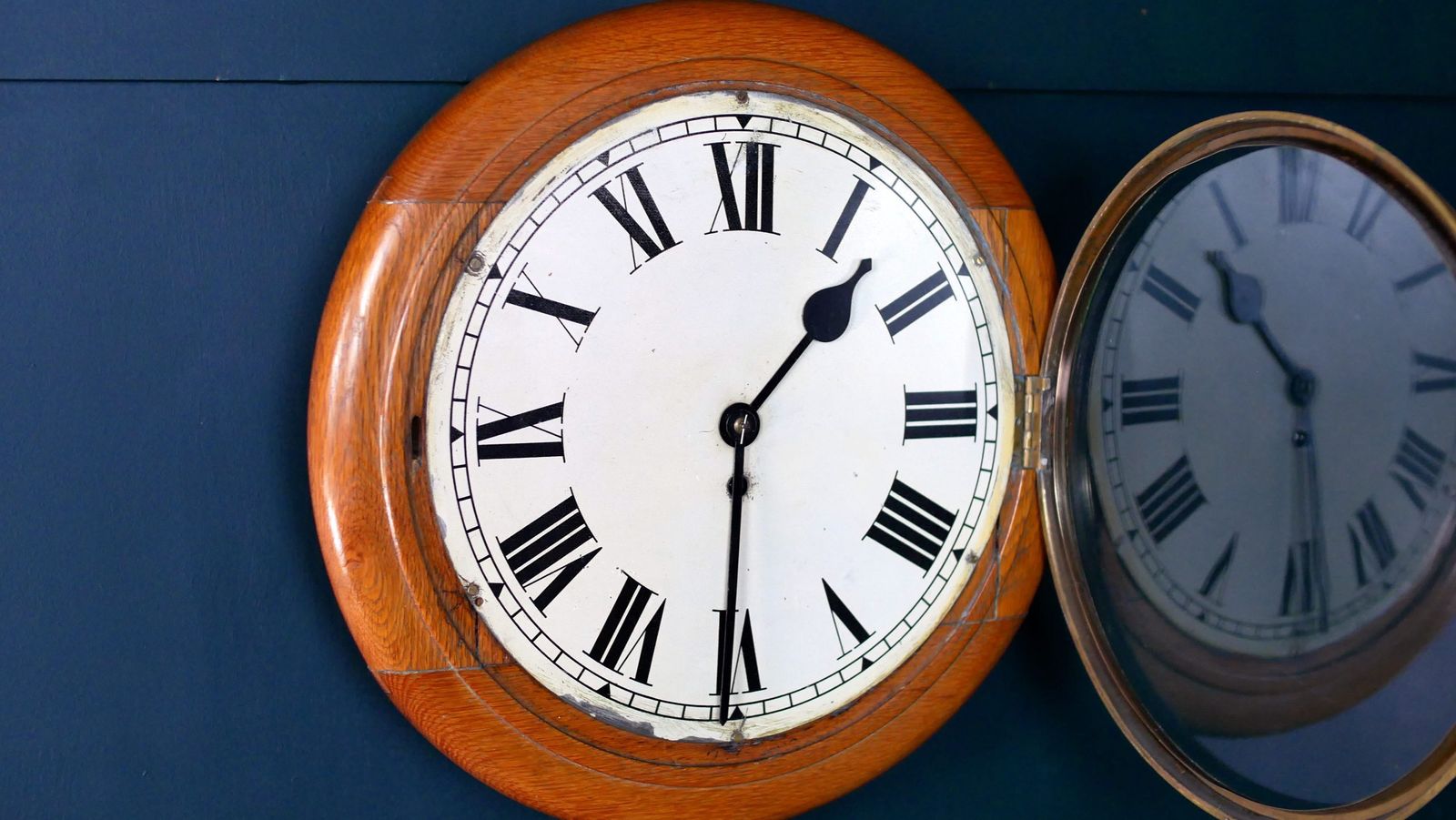 Wall Clock Astral,Coventry, Mid 20th Century photo vinterior