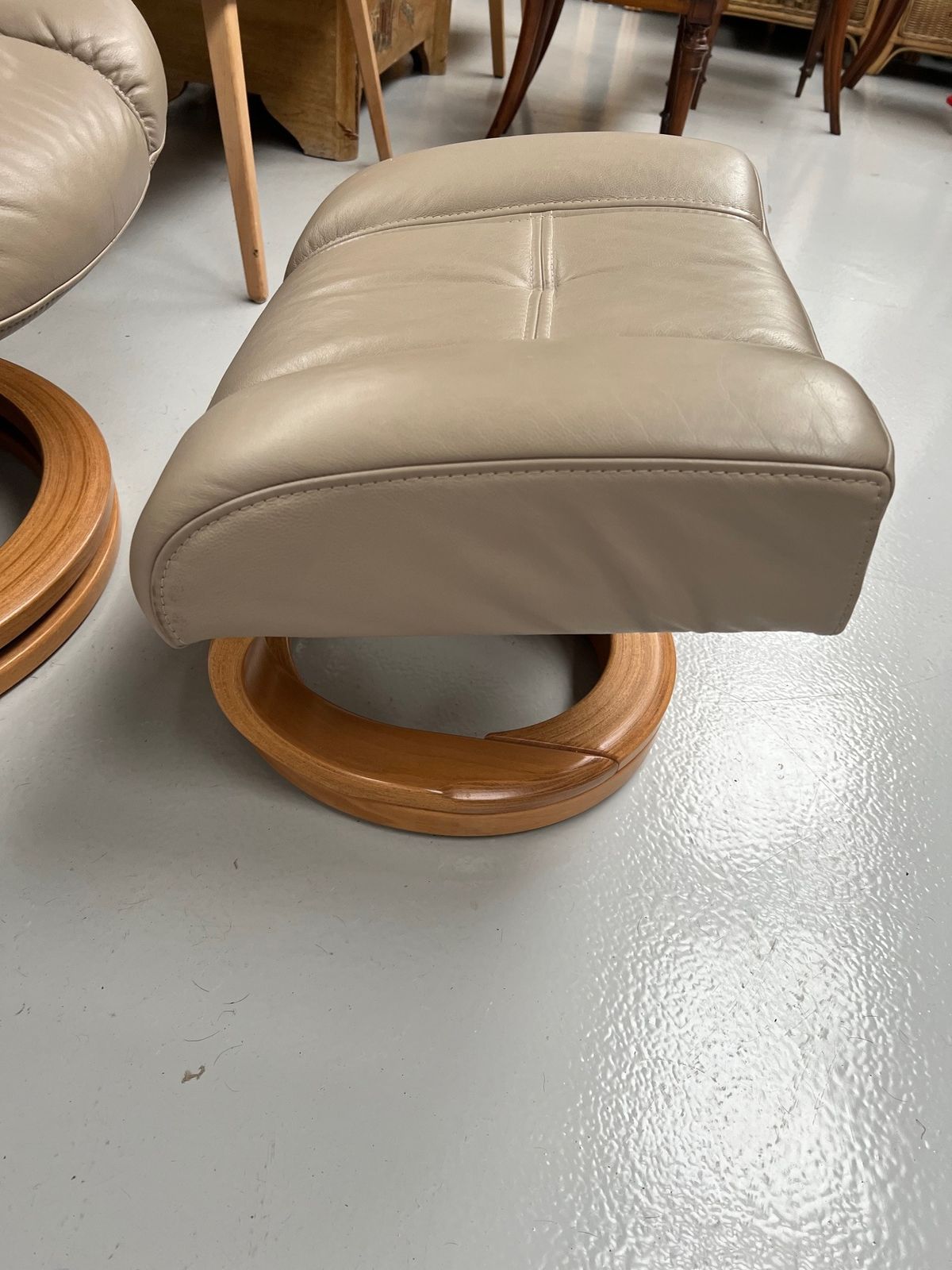 photo furniture Stressless Beige Leather Swivel Recliner Chair And Stool