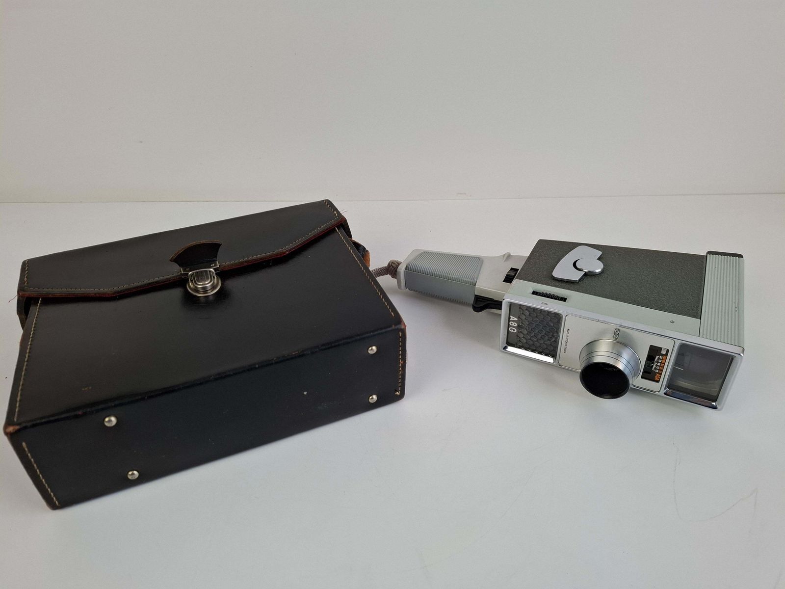 443.0 1960s Meopta A8g Czechoslovak Handheld Film Movie Camera With Original Case photo