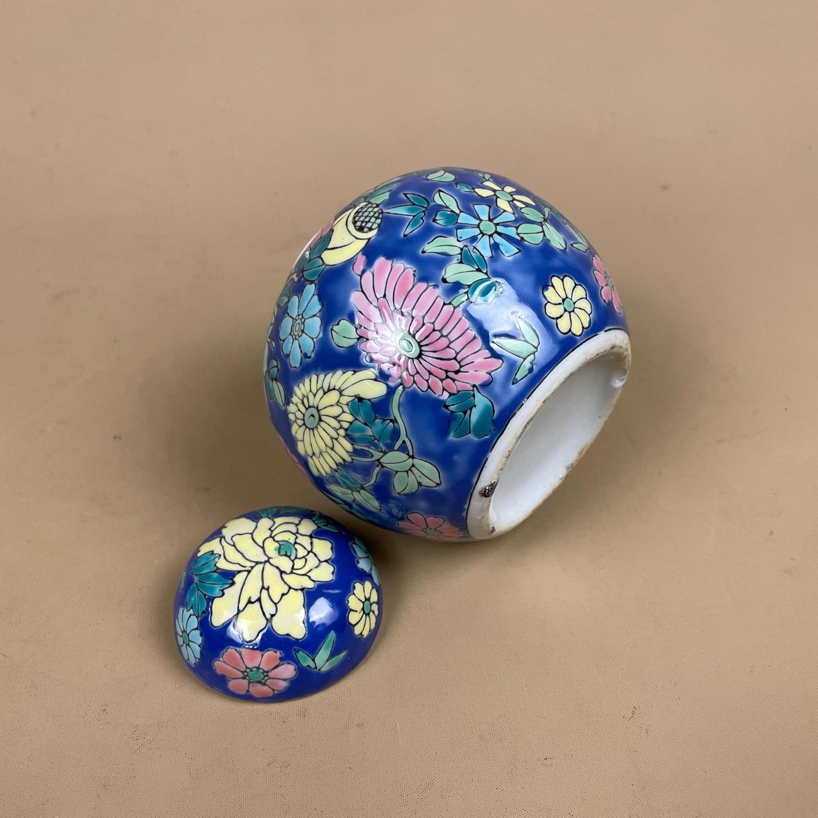 photo furniture Oriental Decorative Vase Ceramic Blue Yellow Floral Design Round Circle Pot Chinese Vintage Display Lidded Ginger Jar Lid Pattern Ornament