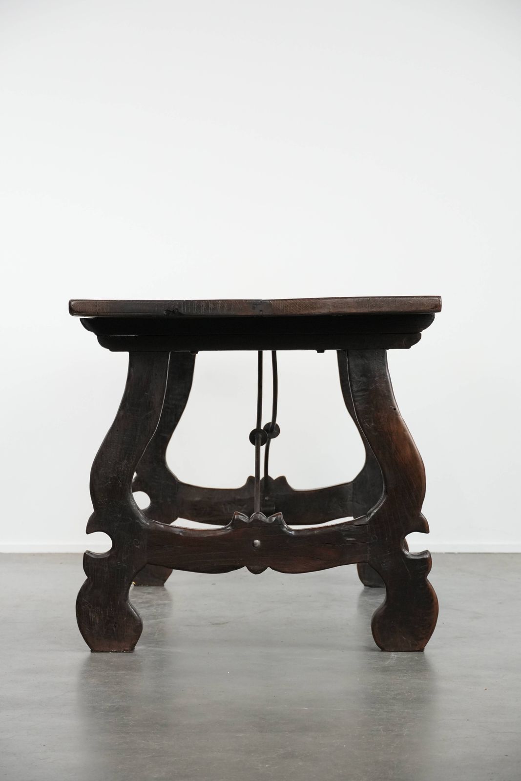 Antieke Spaanse Bijzettafel / Eettafel Uit Het Begin Van De 18e Eeuw Met Mooie Patina En Een Gietijzeren Onderstel photo Meubels