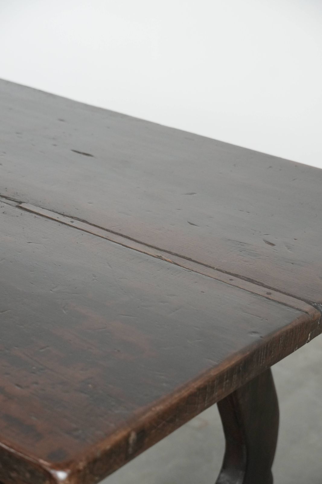 1636.0 Antieke Spaanse Bijzettafel / Eettafel Uit Het Begin Van De 18e Eeuw Met Mooie Patina En Een Gietijzeren Onderstel photo