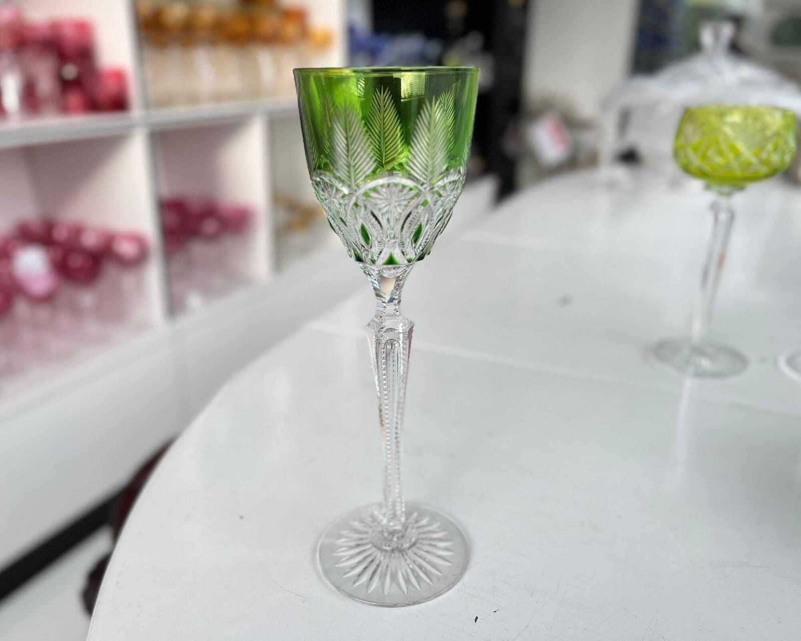 Groen Geslepen Kristallen Wijnglas | Exclusief België | Ananaspatroon photo vinterior