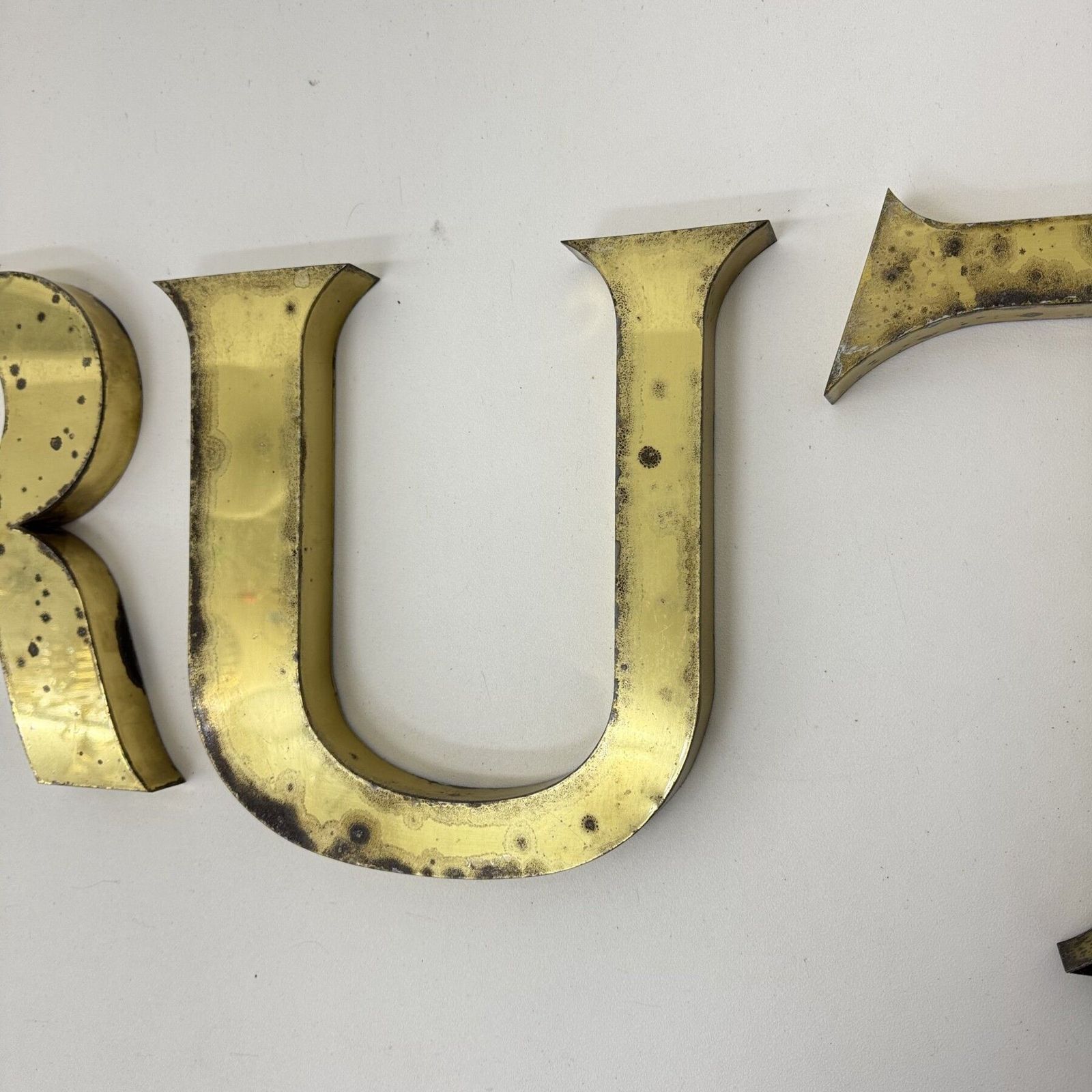 Antieke Messing Grote Letters 'Brut', Jaren 1930 photo vinterior