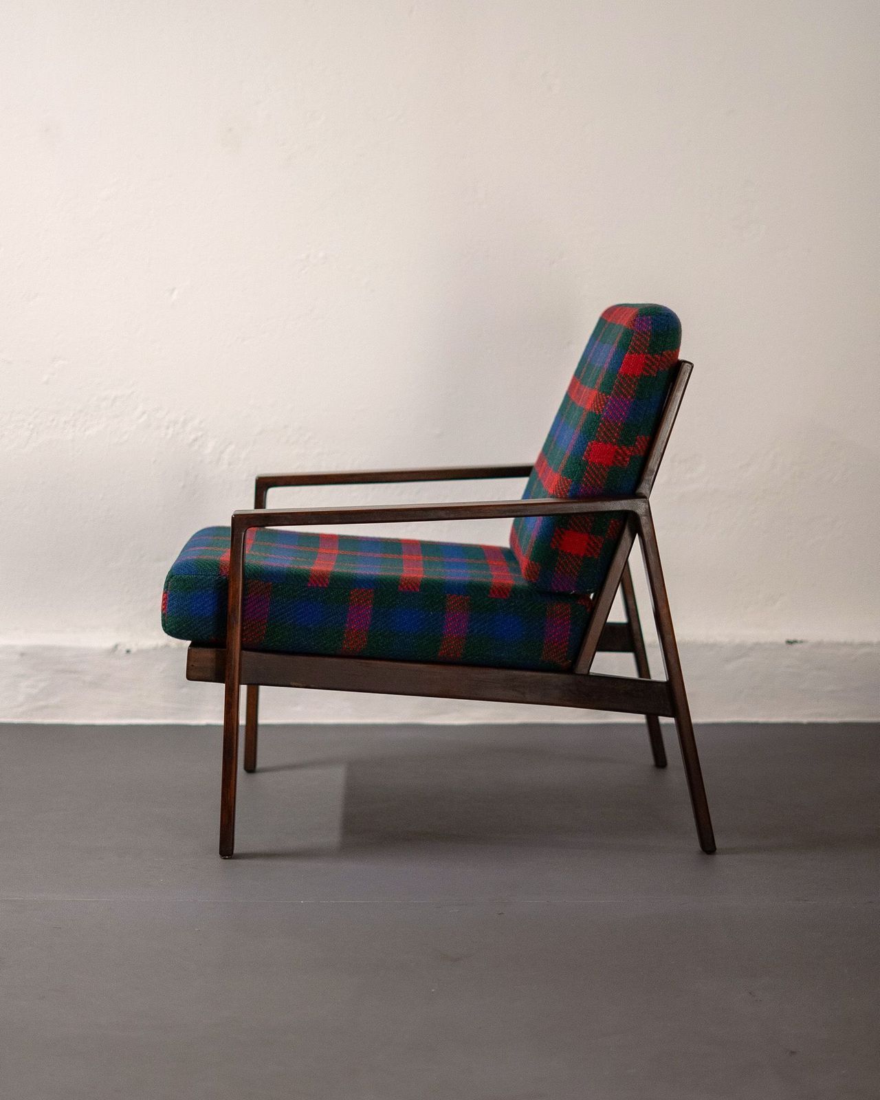 Knoll Antimott Armchair In Walnut And Tartan photo for sale
