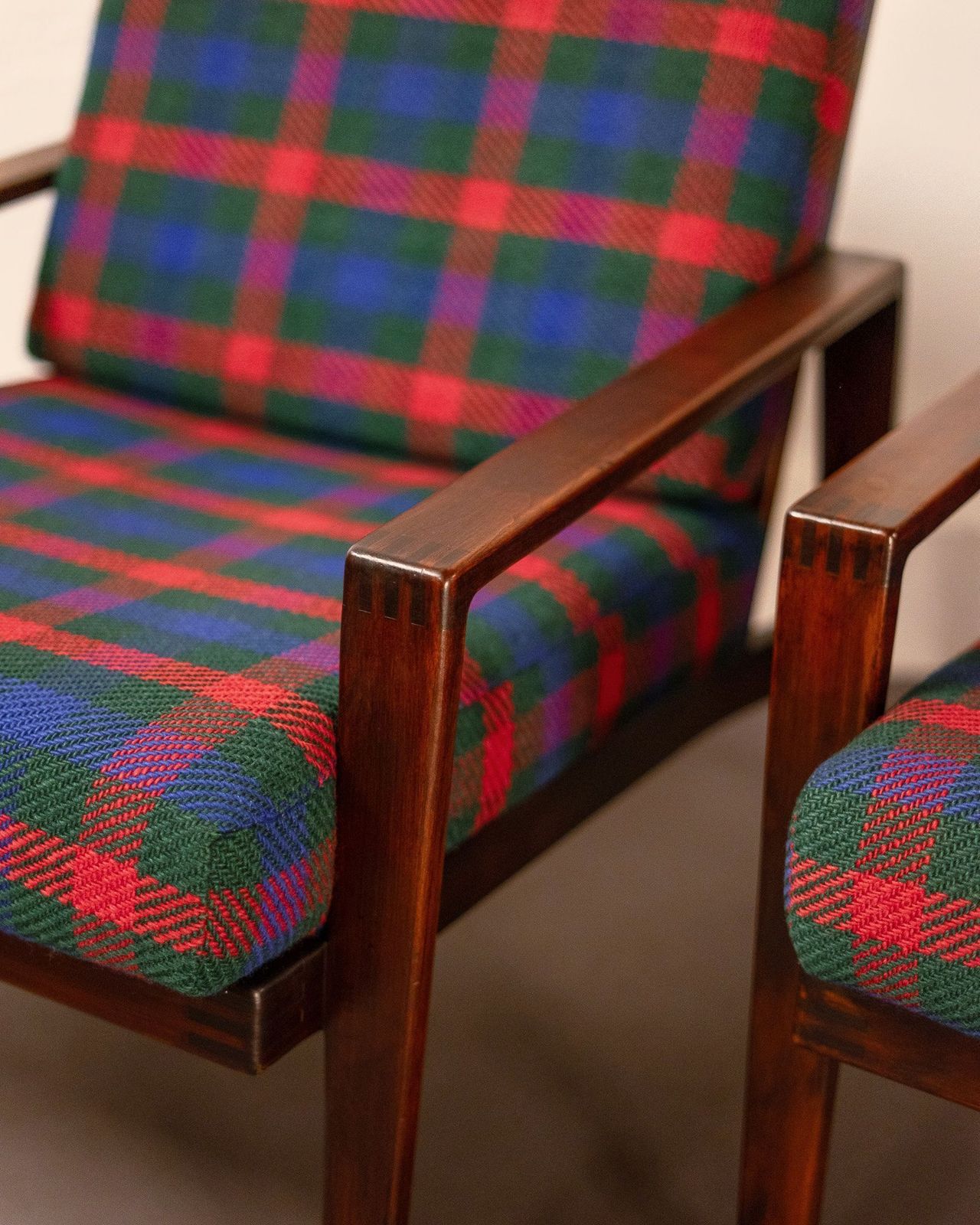 Furniture Knoll Antimott Armchair In Walnut And Tartan photo