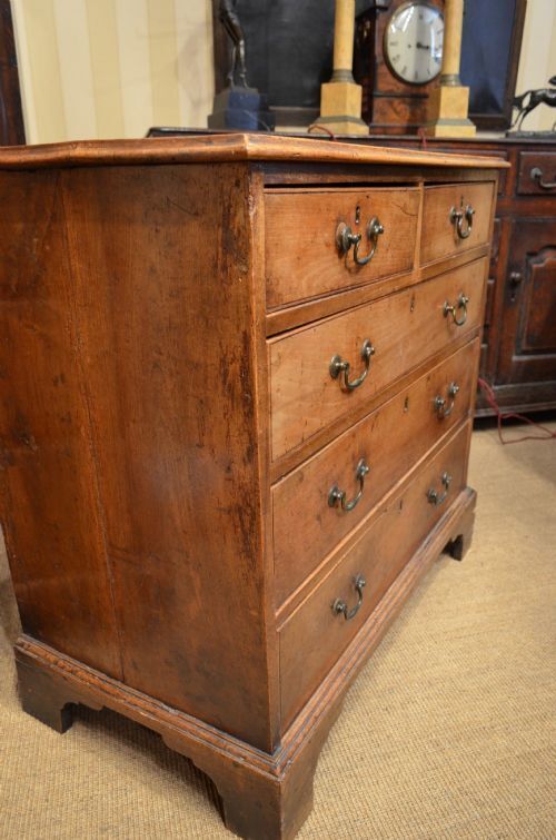 2650.0 A George II Fruitwood / Walnut Small Chest Of Drawers. photo