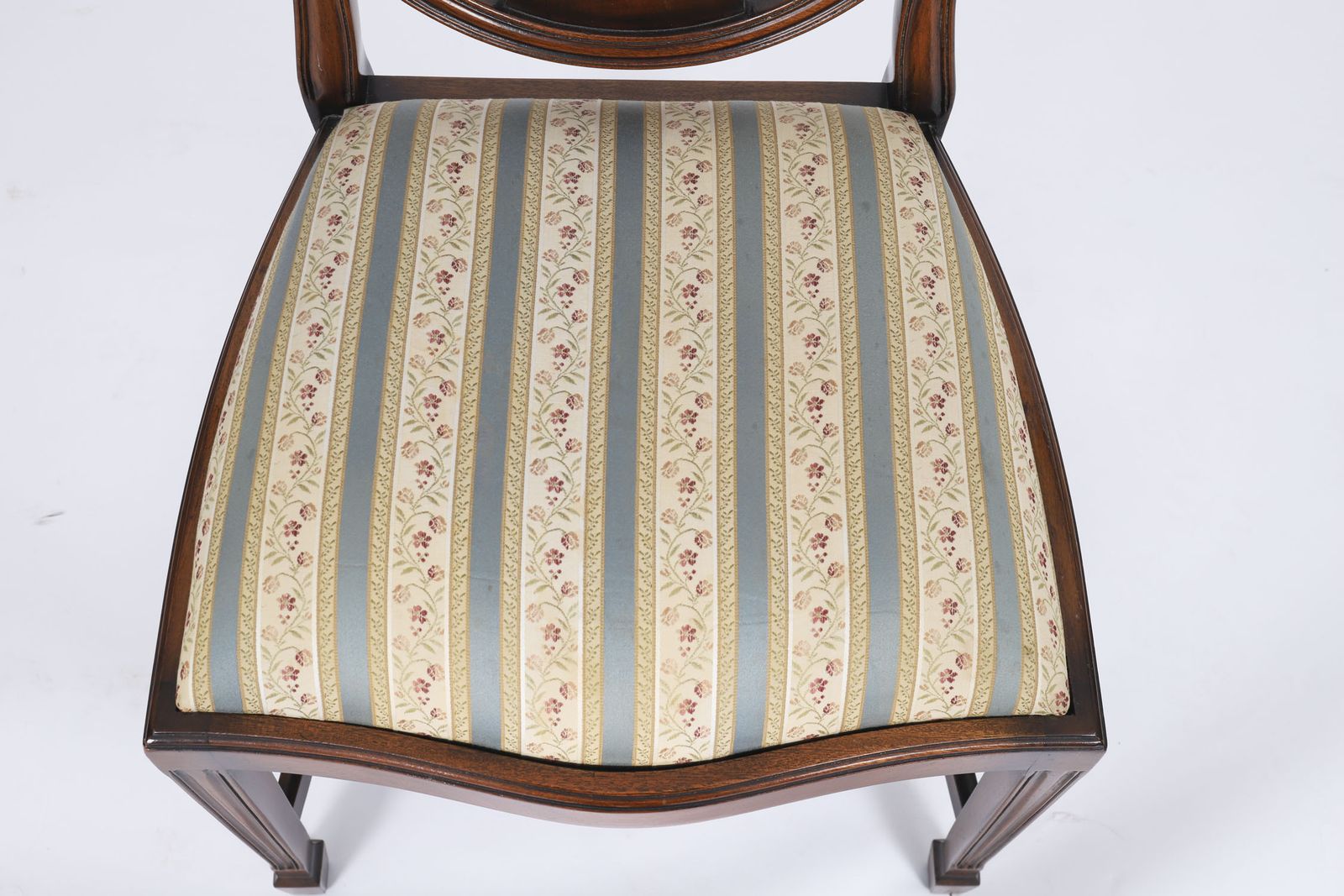 photo vinterior Vintage Set 12 English Harrods Shield Back Dining Chairs Mid 20th Century
