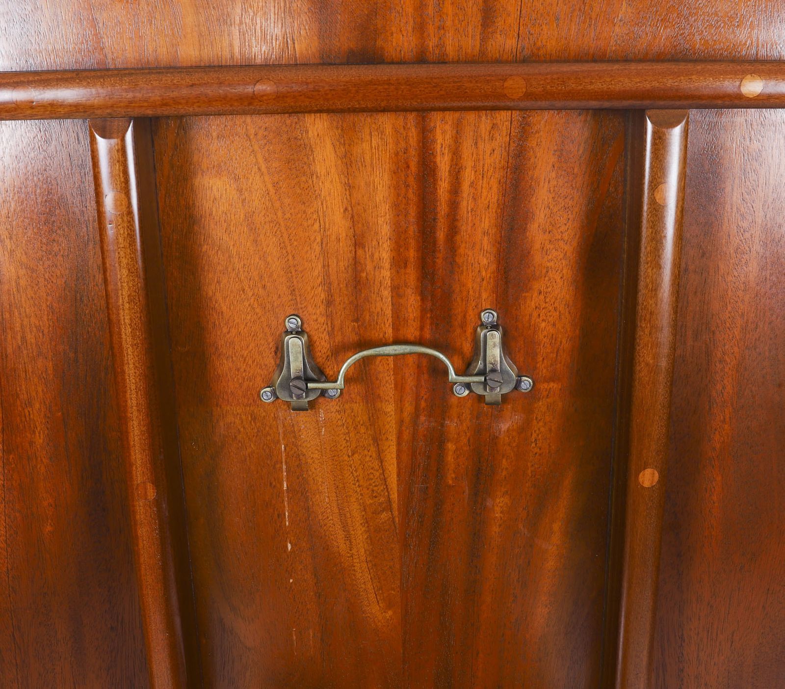 photo vintage Vintage Oval Mahogany Tilt Top  Dining Table By William Tillman 20th Century