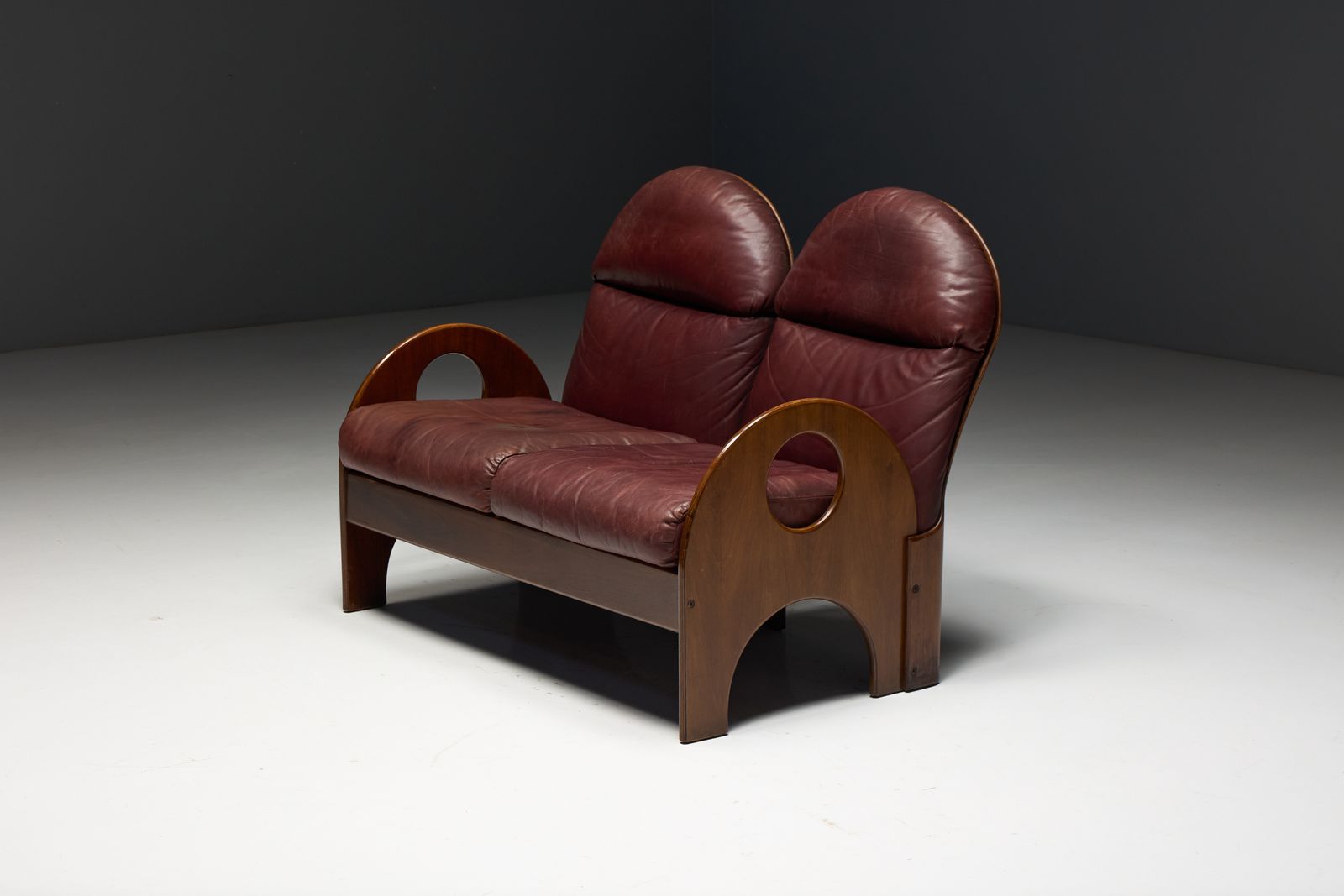 Love Seat Arcata By Gae Aulenti, Walnut And Burgundy Leather, 1968 photo vinterior