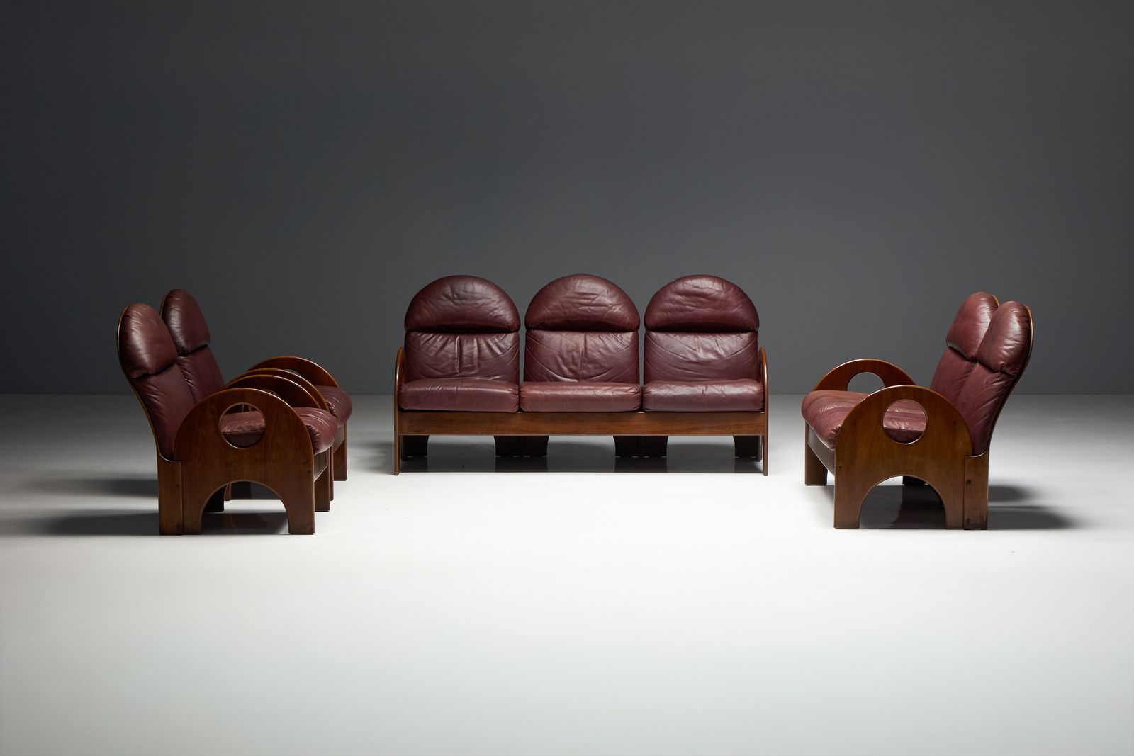 photo furniture Love Seat Arcata By Gae Aulenti, Walnut And Burgundy Leather, 1968