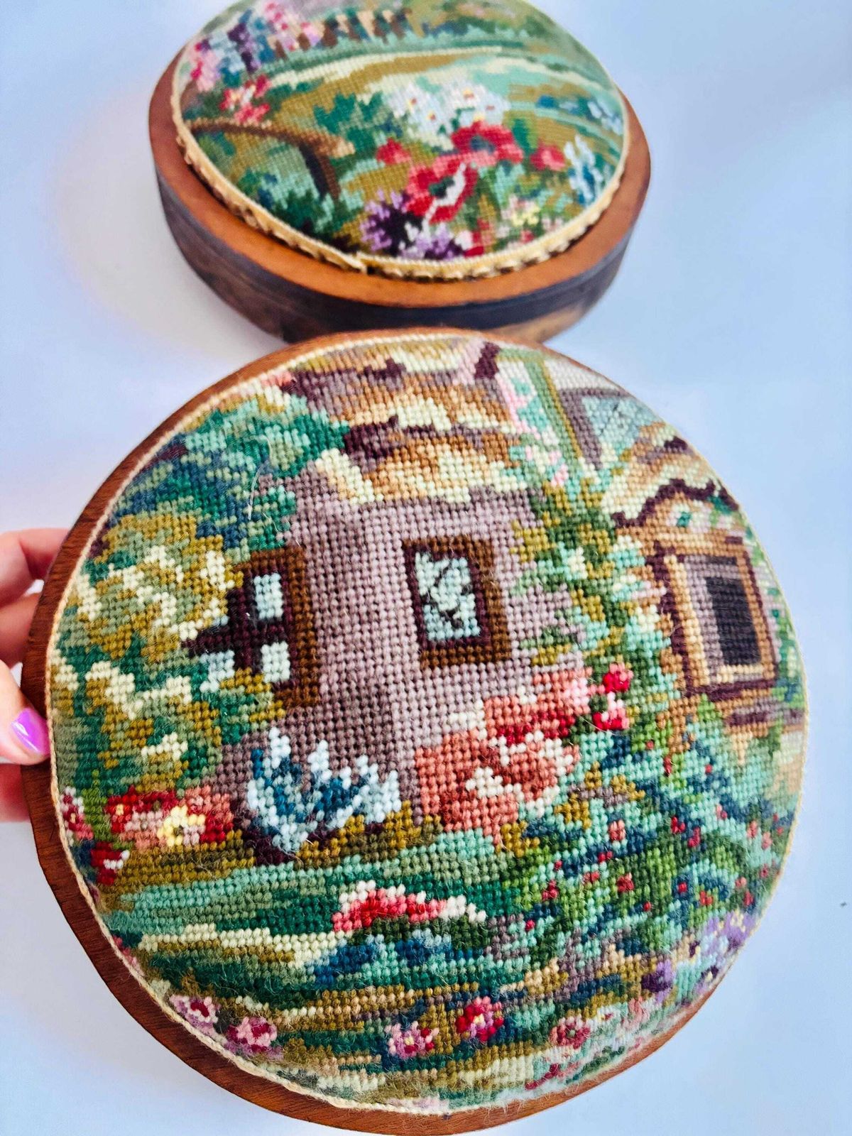 photo vinterior Pair Of Tapestry Needlepoint Victorian Foot Stools /Meditation Antique