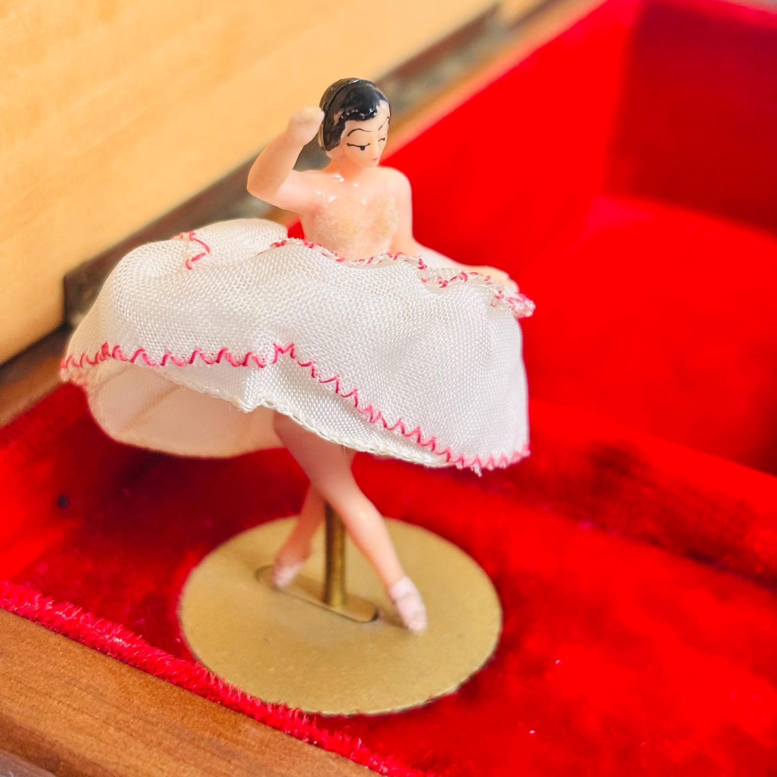 photo furniture Vintage Reuge Musical Jewelry Box: Ballerina, Venice Scene