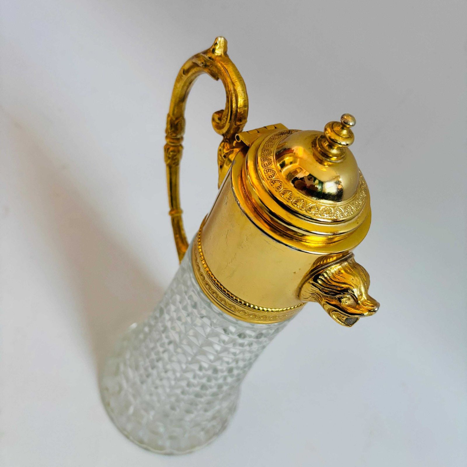 photo vintage Vintage Italian Cut Crystal Claret Jug: Gilt Dolphin Head, 1940s Barware