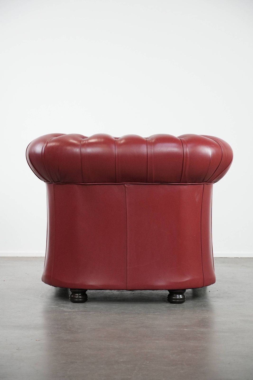 Engelse Chesterfield Fauteuil In Koeienhuid, Rood photo Meubels