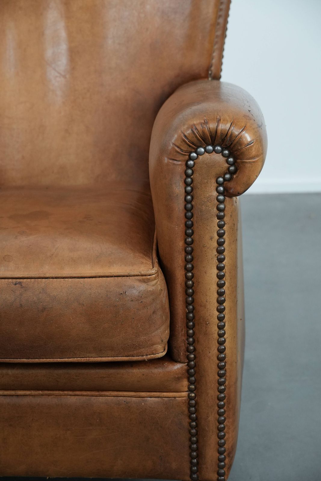 photo furniture Karaktervolle Vintage Fauteuil Van Schapenleer Met Warme Kleuren