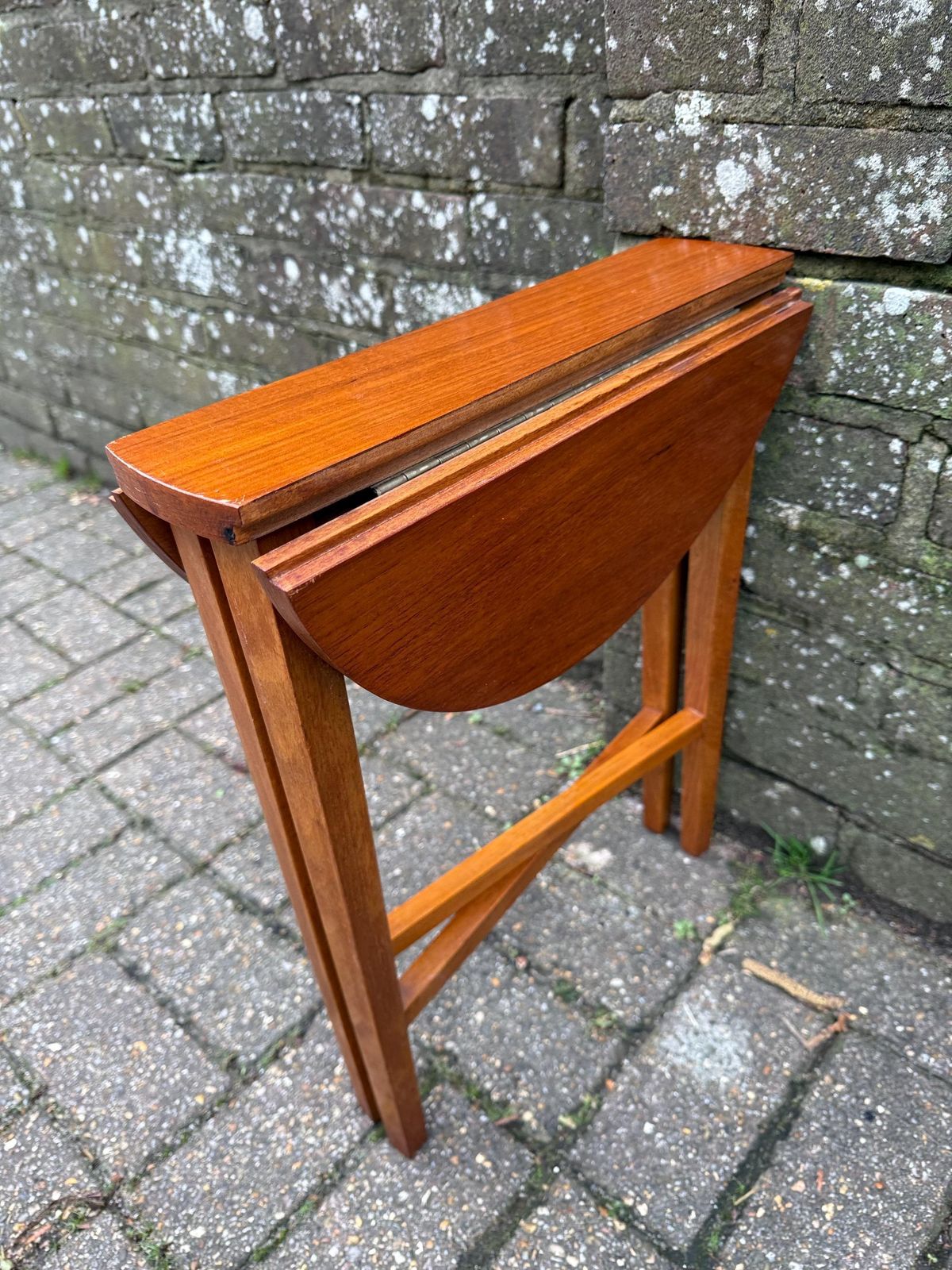 photo furniture Vintage Retro Scandinavian Style Folding Side Table – Retro Teak Effect Mid Century Table (1)