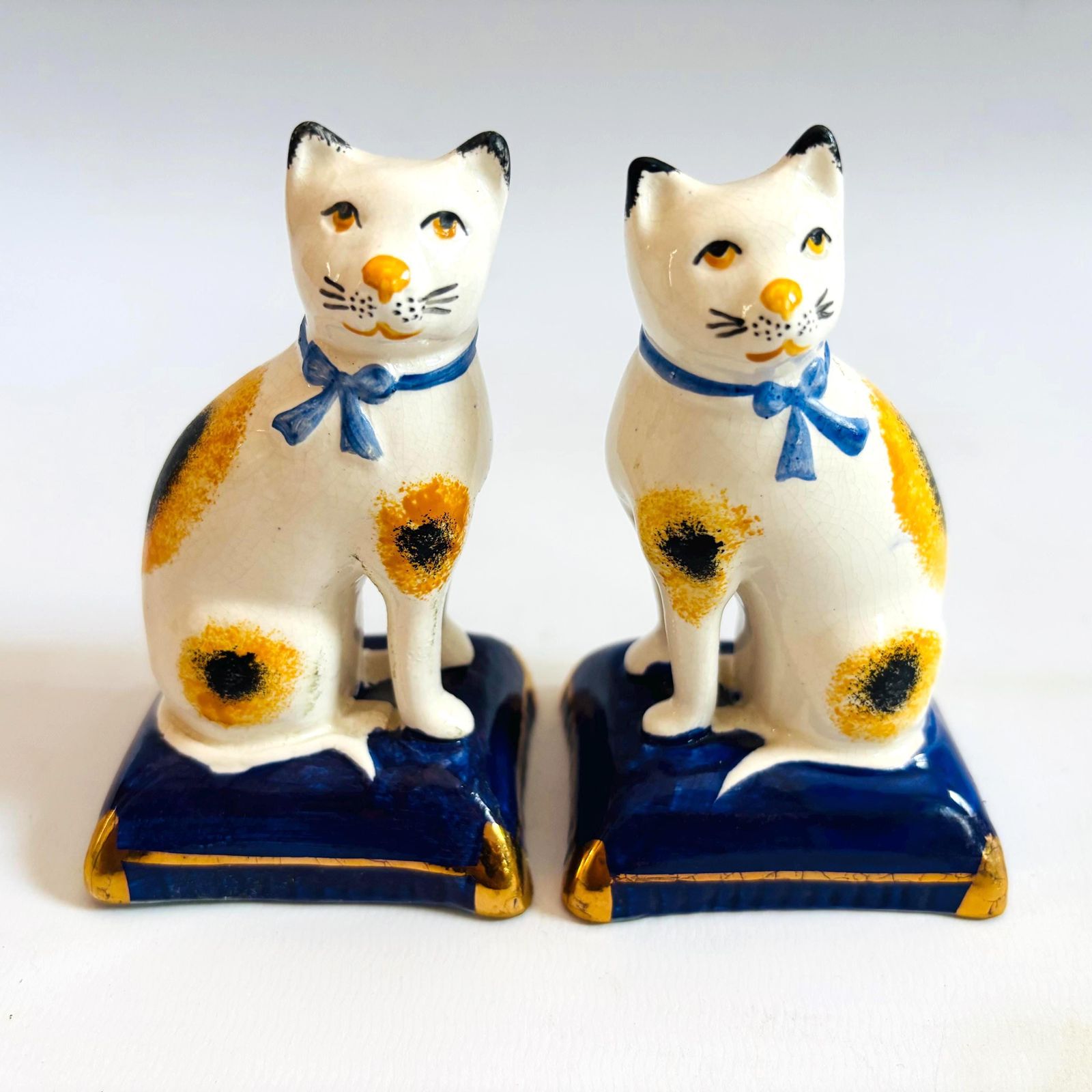 Mid Century Pair Of Staffordshire Style Unmarked Cats Pair Blue