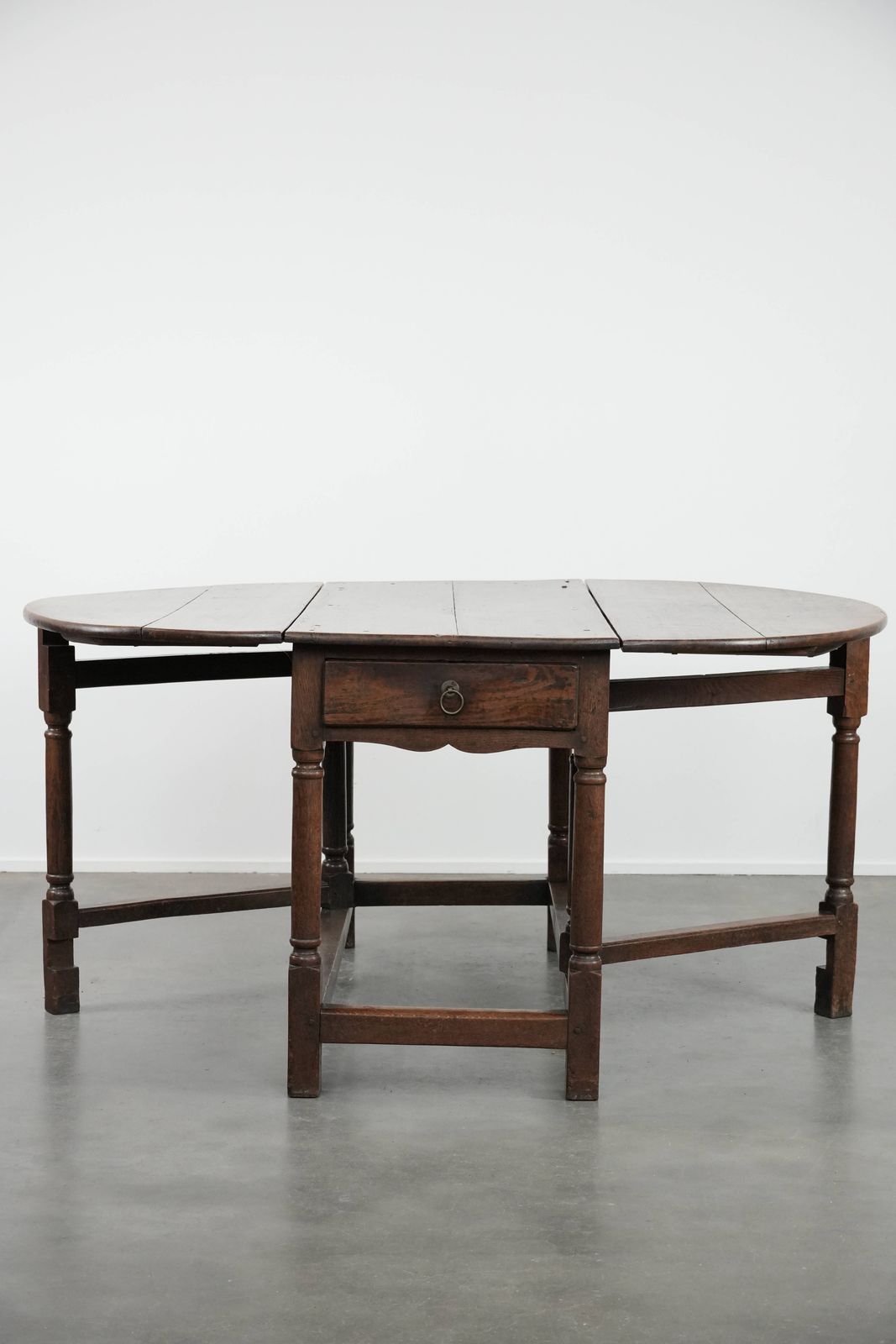 Antieke Engelse Eiken Zij /Eettafel/Gateleg Tafel Uit De 18e Eeuw Met Prachtige Patina photo vinterior