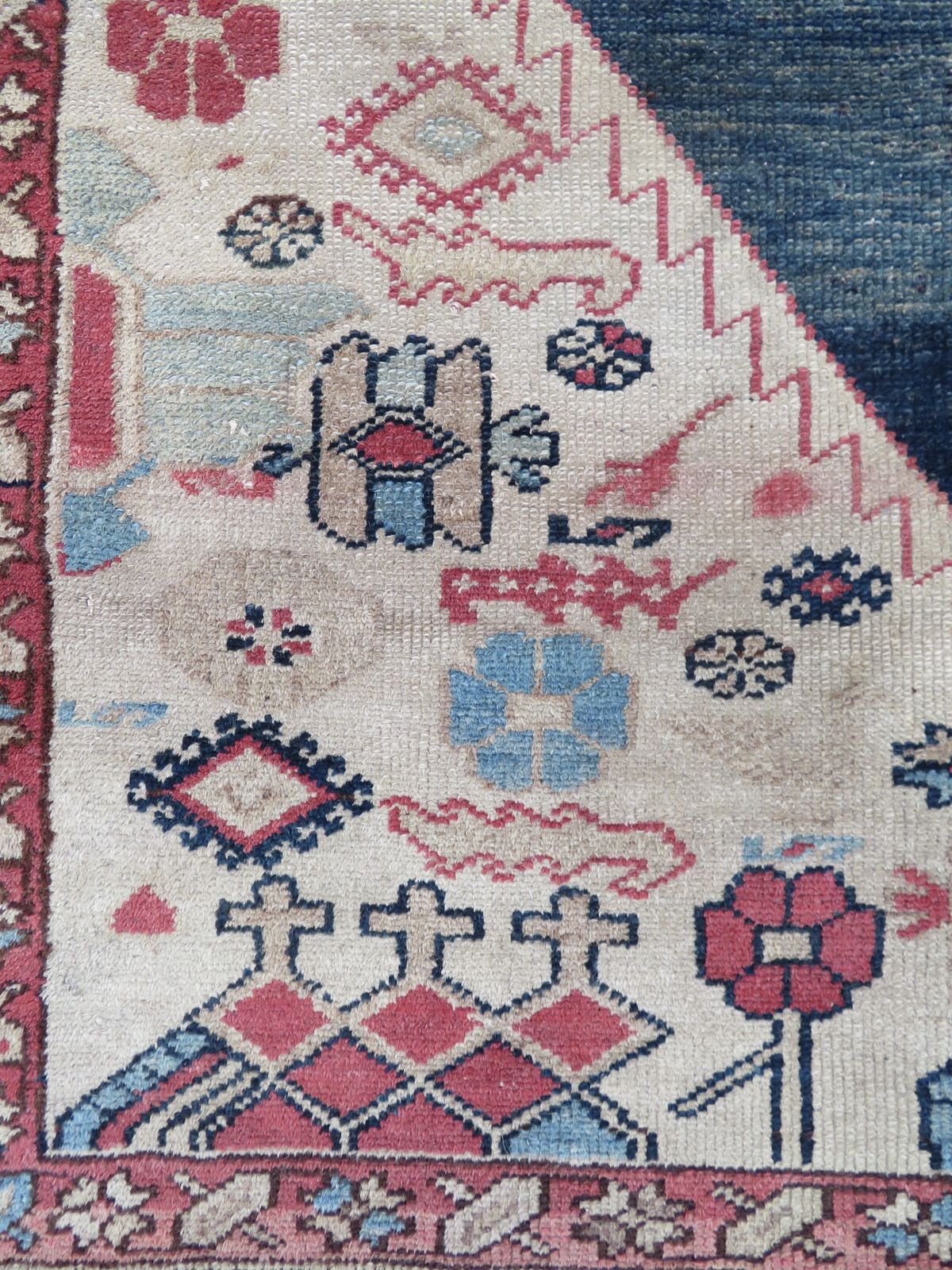 Antique Bakshaish Village Rug. 175cm X 130cm. photo Textiles