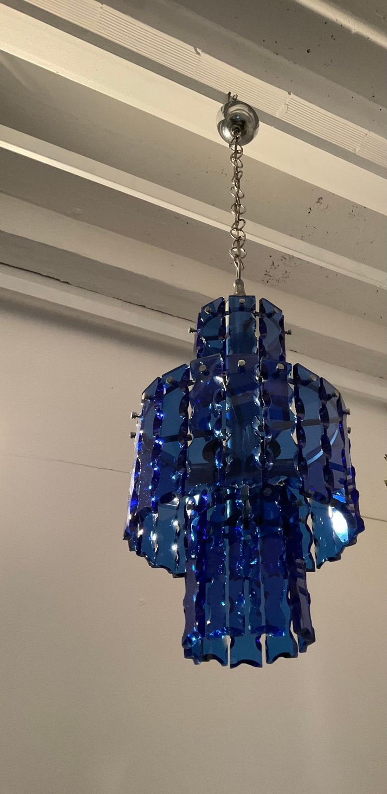photo furniture Zeroquattro Milano  Lampadario Anni 60 In Vetro Martellato Blu
