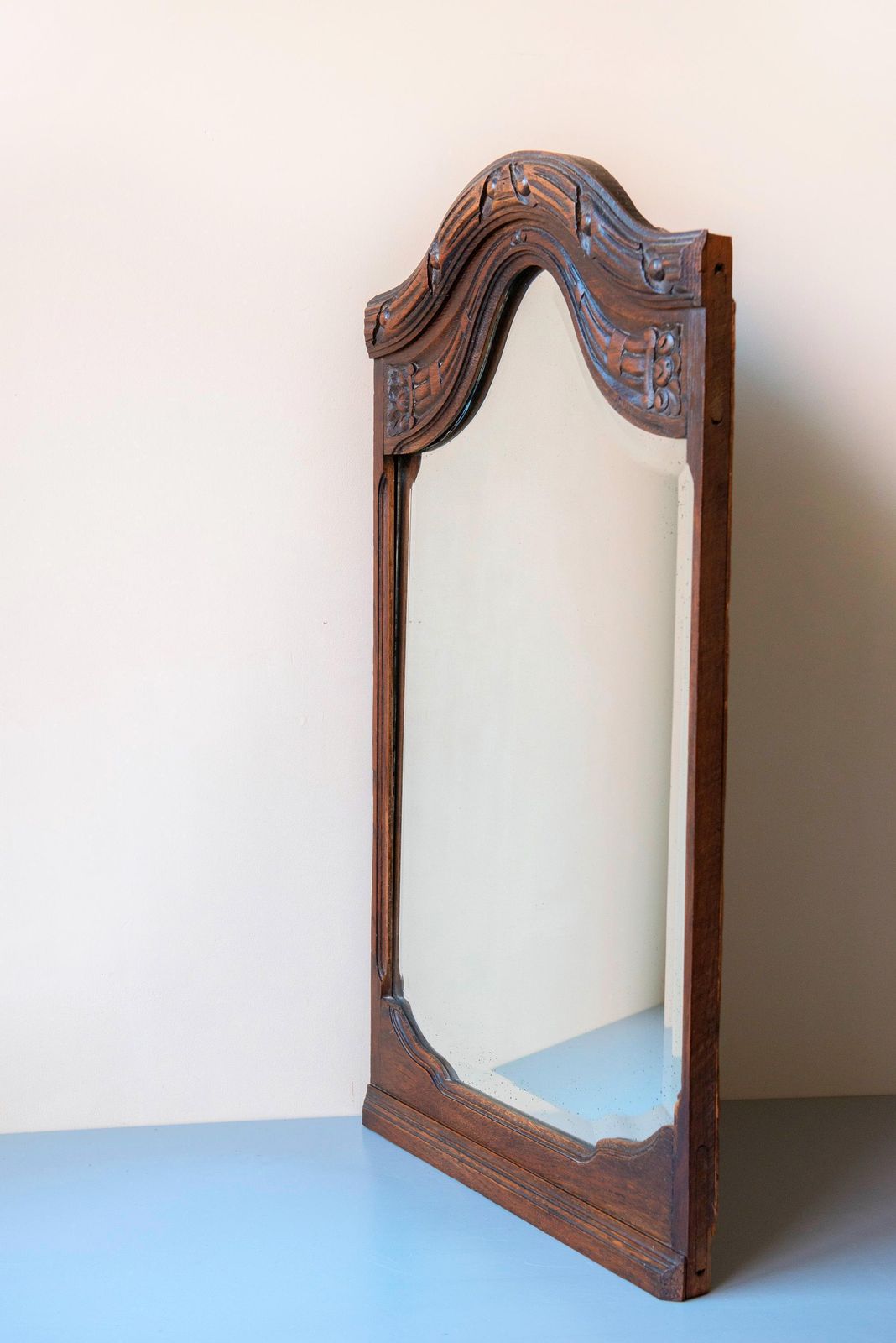 Grote Antieke Art Deco Belgische Spiegel Met Geslepen Glas – Gewelfde Handgesneden Eiken Lijst, Jaren 1920 photo Woonaccessoires