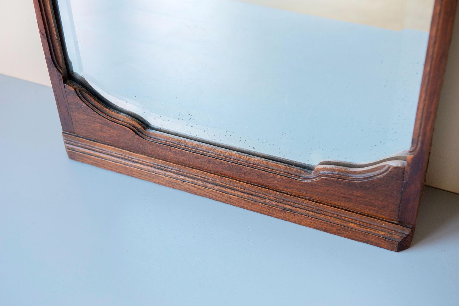 Grote Antieke Art Deco Belgische Spiegel Met Geslepen Glas – Gewelfde Handgesneden Eiken Lijst, Jaren 1920 photo vinterior