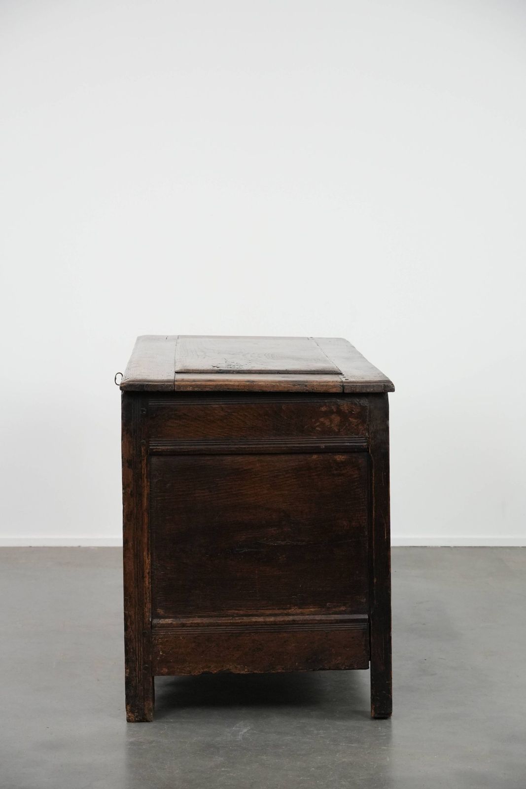 Large Antique Paneled English Oak Coffin From The 18th Century photo vinterior