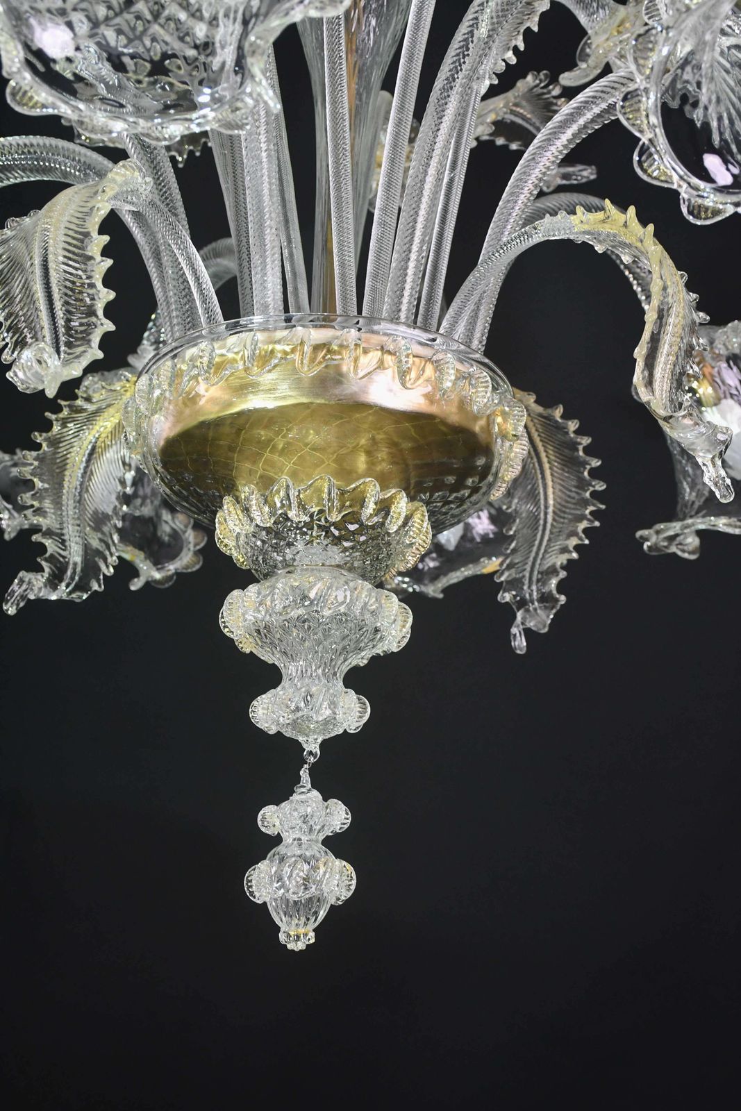 photo vinterior Wonderful Large Size Venetian Chandelier, Transparent And Gold Murano Glass