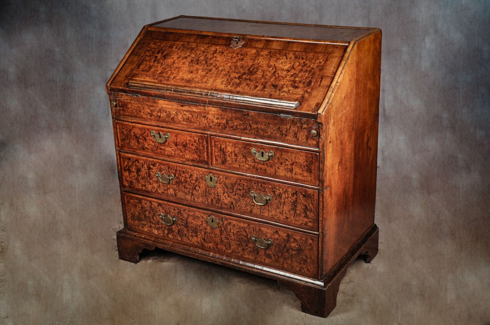photo vinterior Fine 17th Century Mulberry Bureau In The Manner Of Coxed & Woster